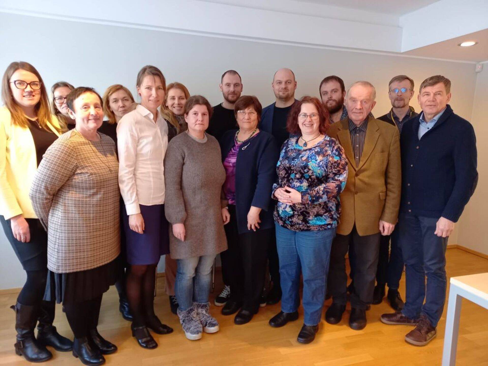 Seekordne mesinduse ümarlaud oli üsna rahvarohke: (vasakult) Kaisa Vahtmäe, Relika Raja, Riina Pärtel, Tiina Kärner, Anu Nemvalts, Merit Pärnpuu, Kärt Jaarma, Risto Raimets, Marika Mänd, Mario Kalvet, Reet Karise, Sigmar Naudi, Aado Oherd, Olav Kreen, Jaak Läänemets.