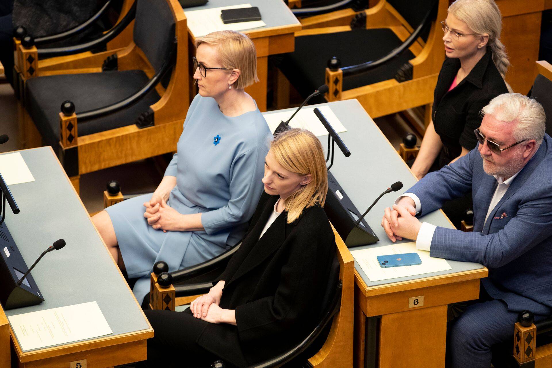 Основатель организации Slava Ukraini Йоханна-Мария Лехтме (в центре в черном) была избрана в Рийгикогу по списку «Ээсти 200», однако из-за общественного давления была вынуждена покинуть пост.