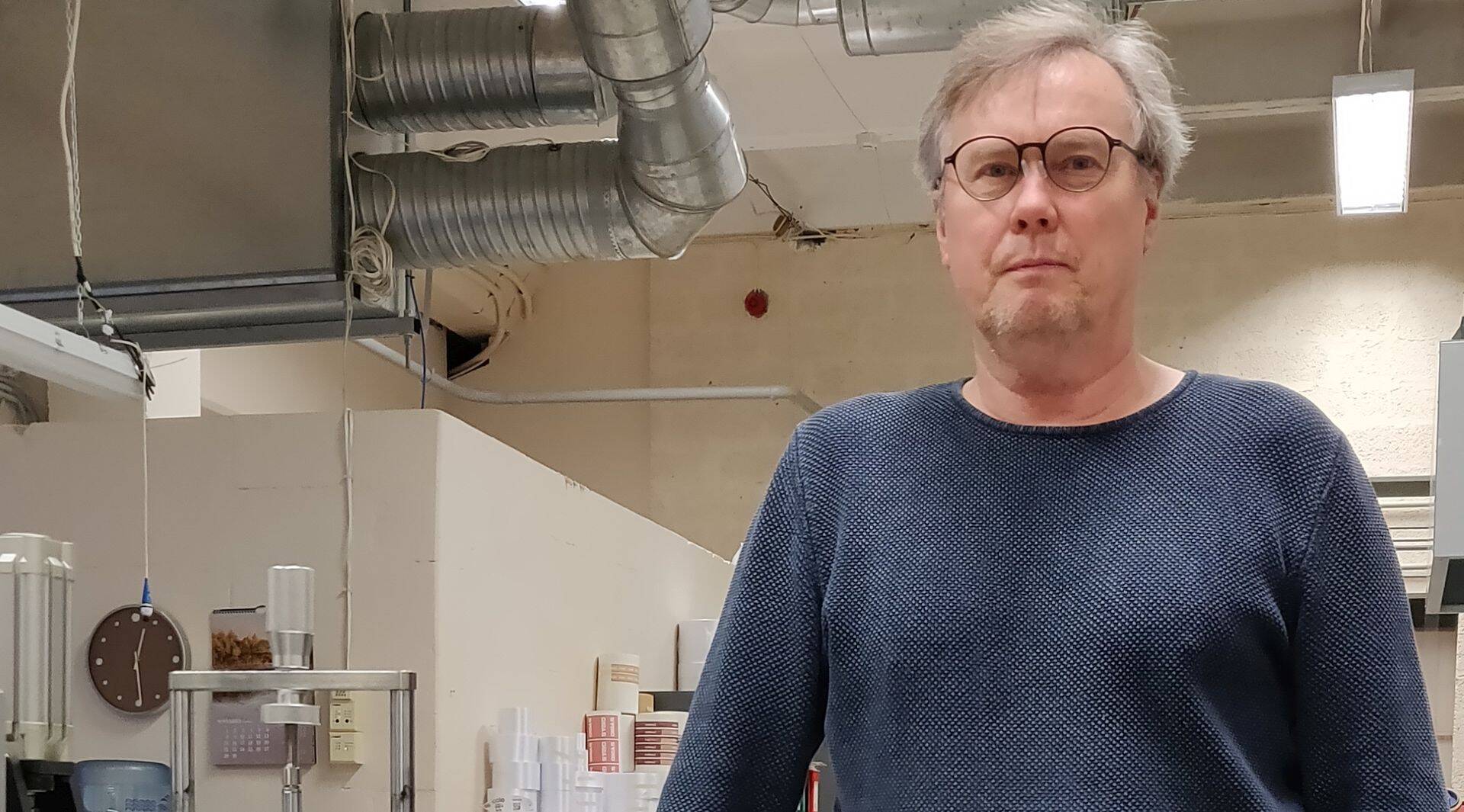 Tekstiilist kaelapaelu ning siidist etikette ja kartongist tootesilte valmistava Jospel OÜ tegevjuht Juha Lõmps.