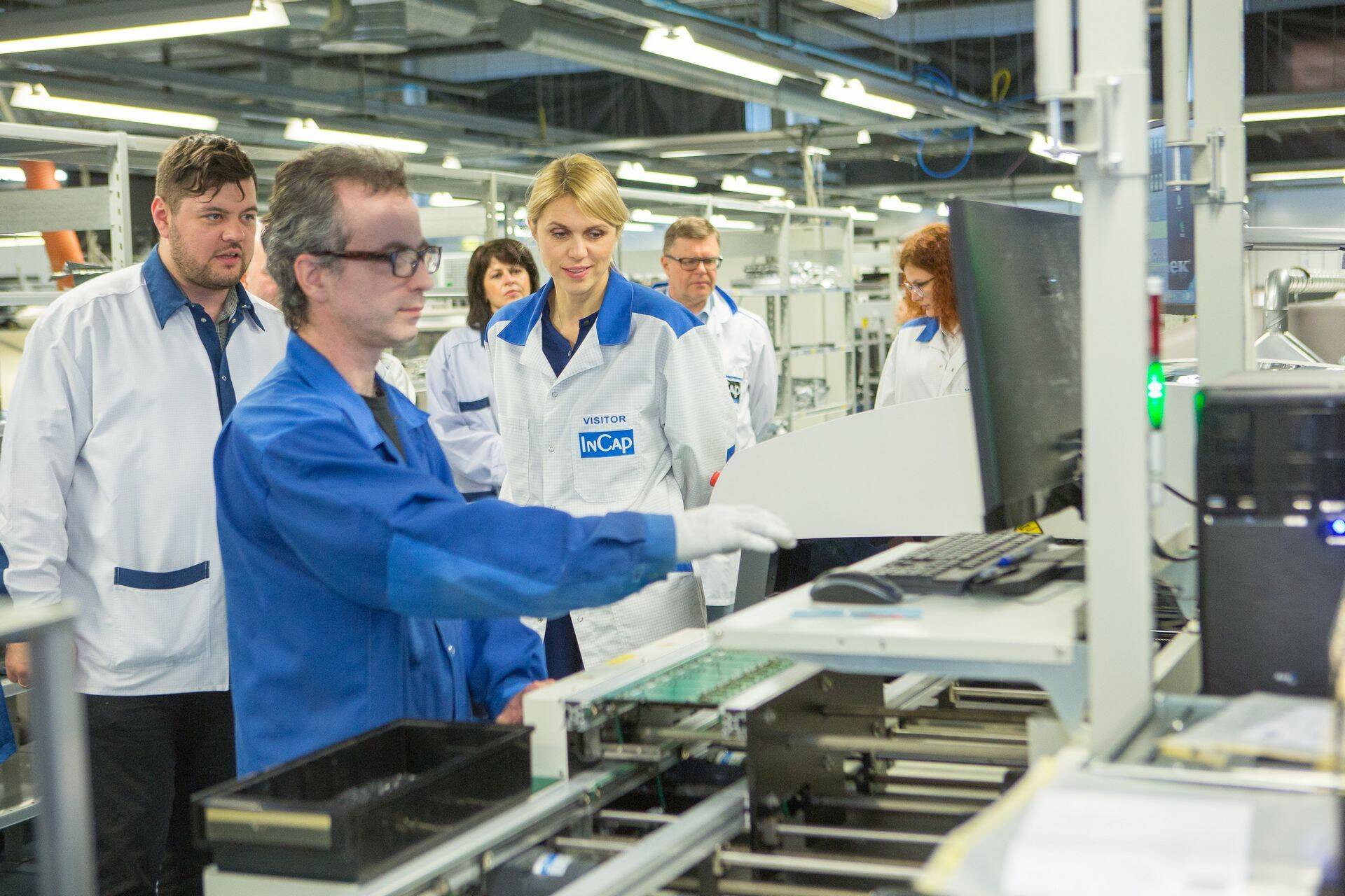 Minister Urve Palo külastas Incap Electronicsi Kuressaare tehast.