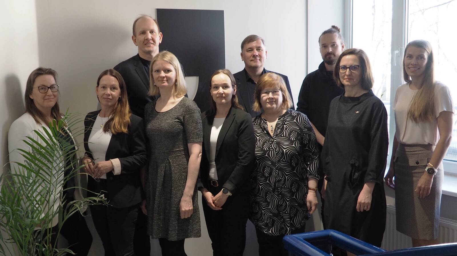 Selge keele tehnilise komitee asutajad 15. aprillil 2025 Tallinnas Eesti Keele Instituudis (esireas vasakult): Margit Juhkam, Sirli Zupping, Riina Reinsalu, Helin Kask, Annika Hussar, Kristel Ress, (tagareas vasakult) Ivo Kallasmaa, Margus Mets ja Tanel Kärp. Ees paremas servas on Eesti Standardimis- ja Akrediteerimiskeskuse koordinaator Triin Teppand.