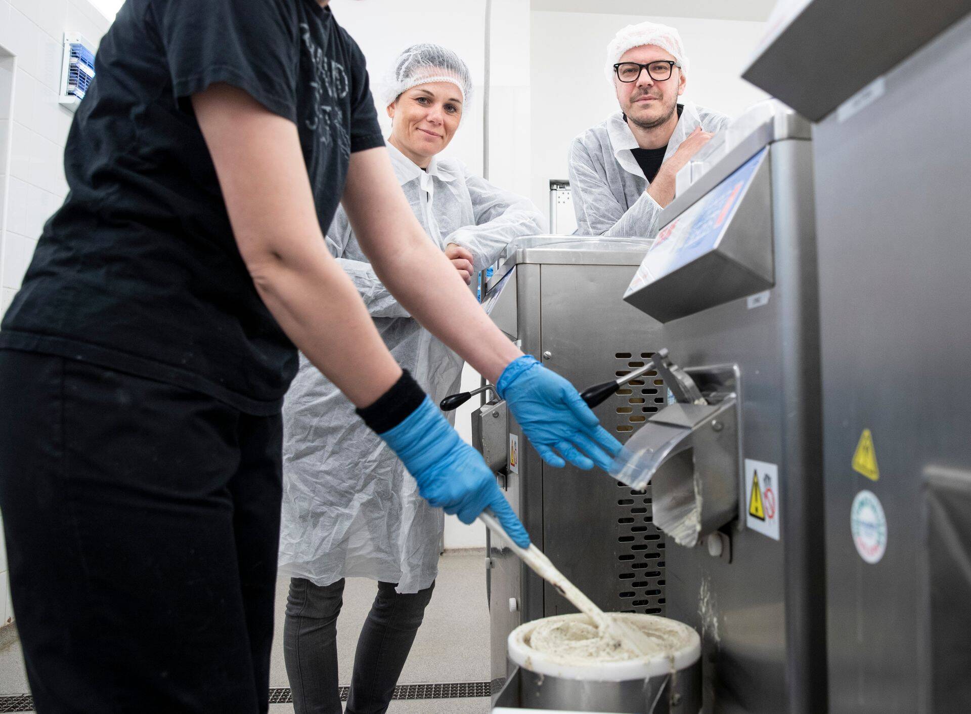 LaMuu mahejäätise tootmine käib Tallinnas Telliskivi loomelinnakus, tagaplaanil ettevõtte nõukogu liige Katre Kõvask ja üks asutajaid Rasmus Rask..