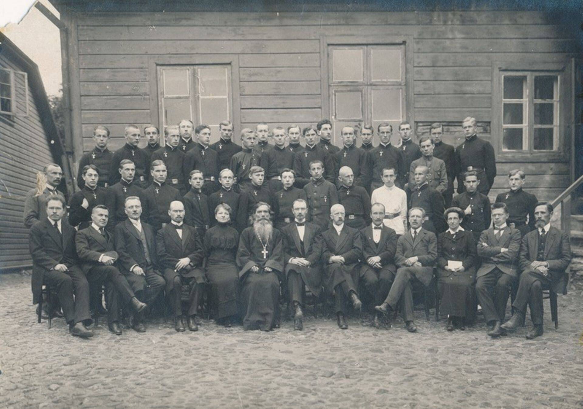 Ilmselt oli nii mõnigi sellest seltskonnast kohal, kui kuberner Korostovets kooli avamas käis. Pildil on Pika tänava koolimaja ees Rakvere poeglaste gümnaasiumi I lend koos õpetajatega.