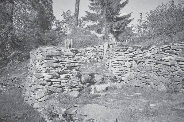Varbola linnuse välja puhastatud värav. © Hanno Talving / Eesti Vabaõhumuuseum