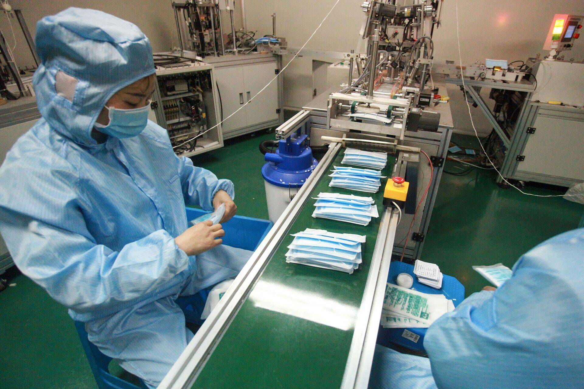 Производство медицинских масок в Китае.