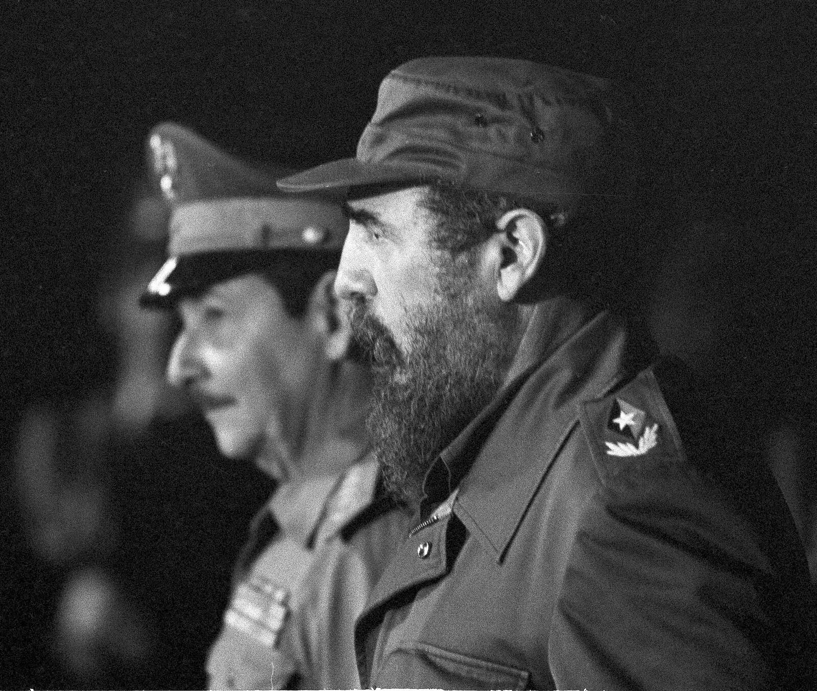 Fidel Castro (esiplaanil) ja tema vend Raúl 1983. aastal.