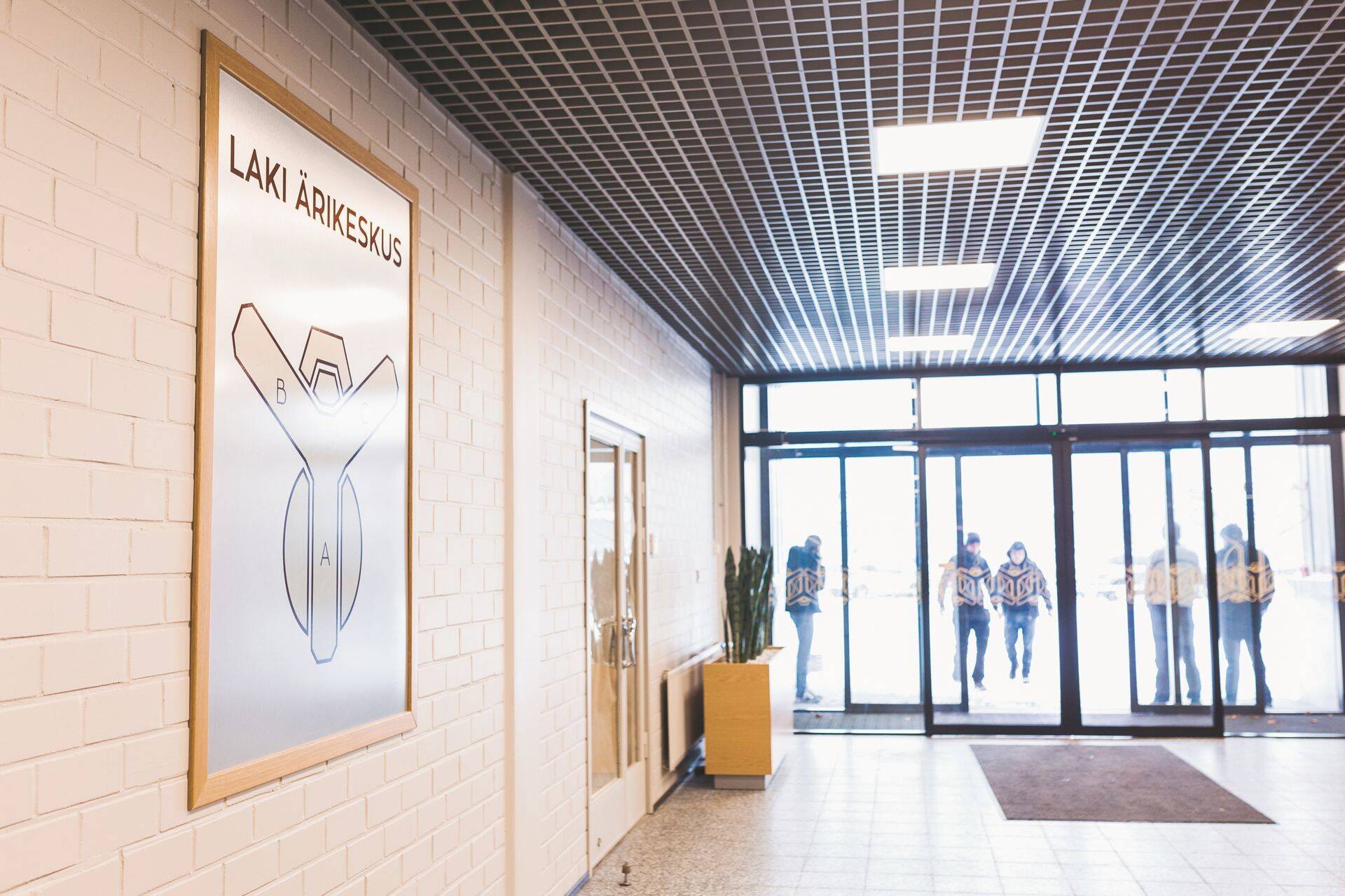 B-fuajee põrandale jäeti originaalsed hästi säilinud hallisäbrulised põrandaplaadid. Seinal on näha hoone eripärane kolme hoovaga põhiplaan.