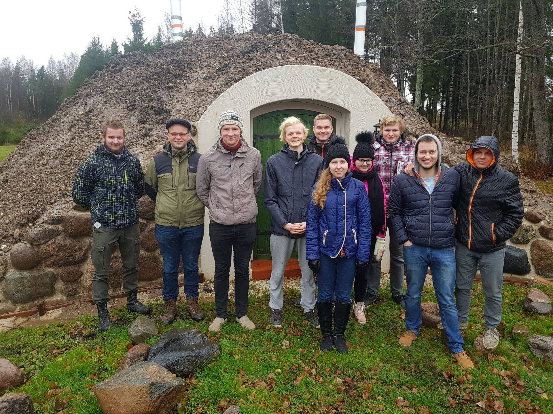 Noorte Põllumeeste Klubi liikmed tootjatel külas