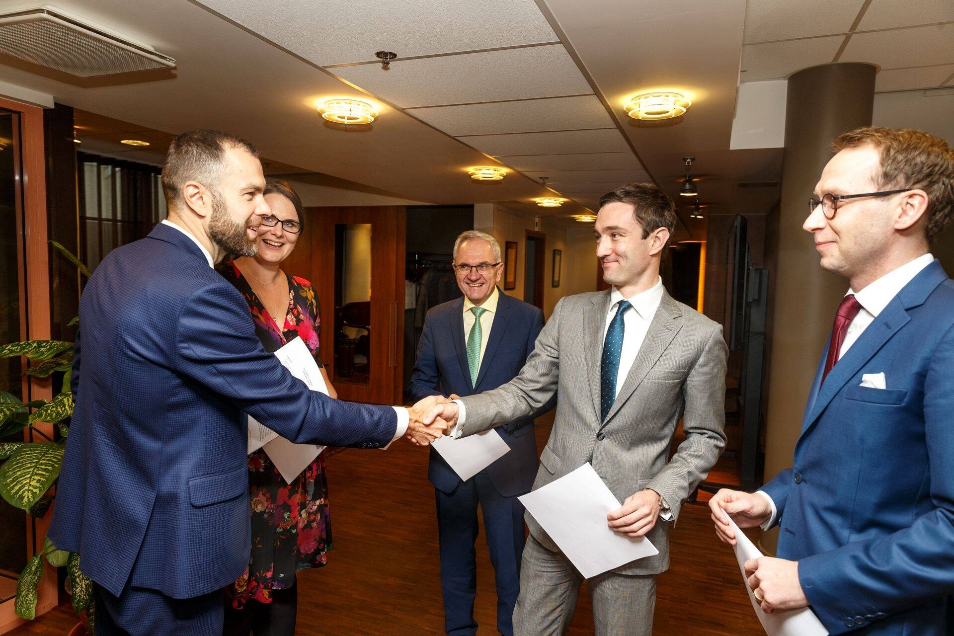 Pildil vasakult Ellex Raidla juhtivpartner Ants Nõmper, Primuse partner Gerli Kilusk, Ellex Raidla vanempartner Jüri Raidla, Primuse partner Anton Sigal ja Primuse partner Ermo Kosk.