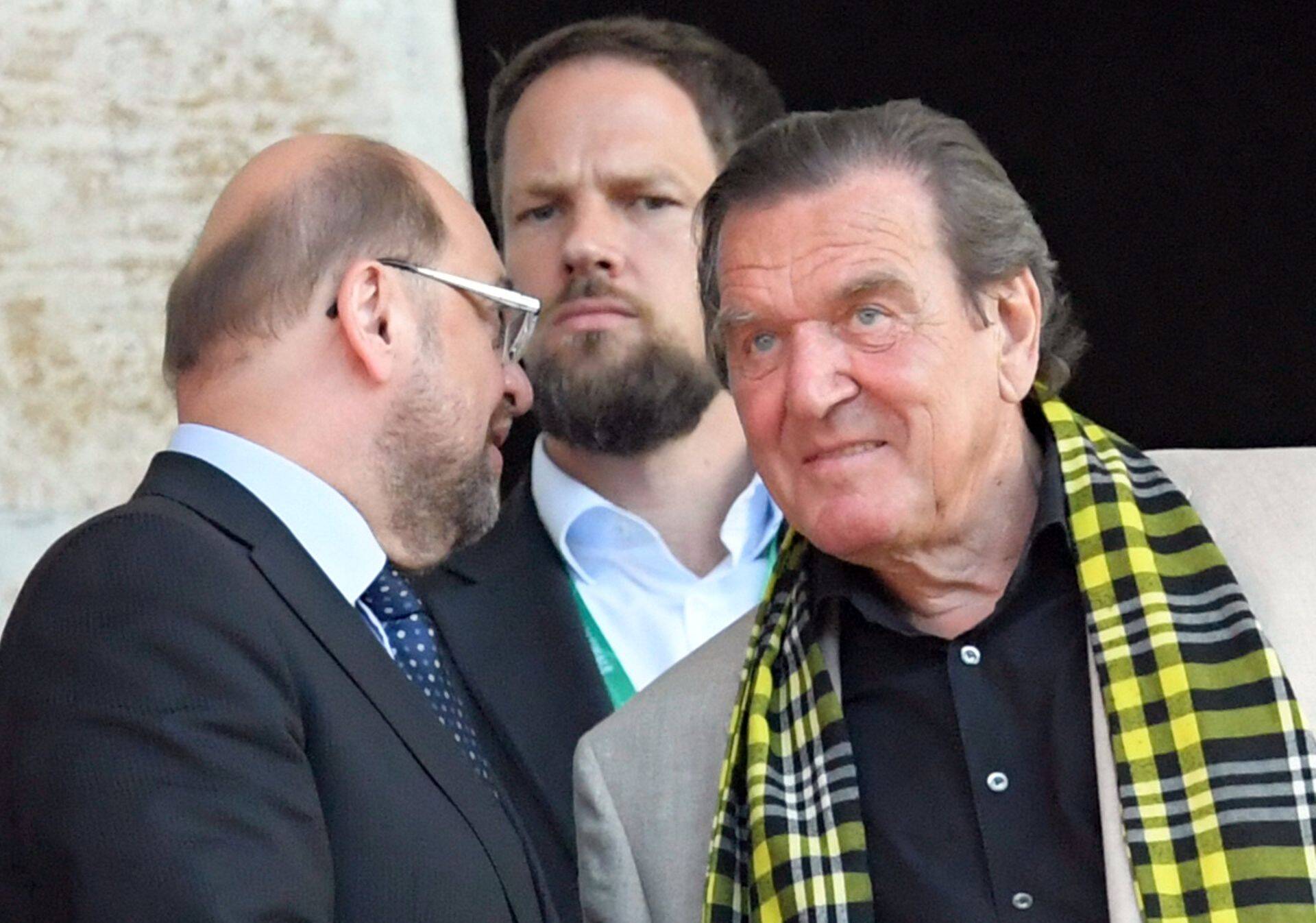 Martin Schulz ja Gerhard Schröder kevadel Berliini staadionil jalgpallimatši vaatamas.