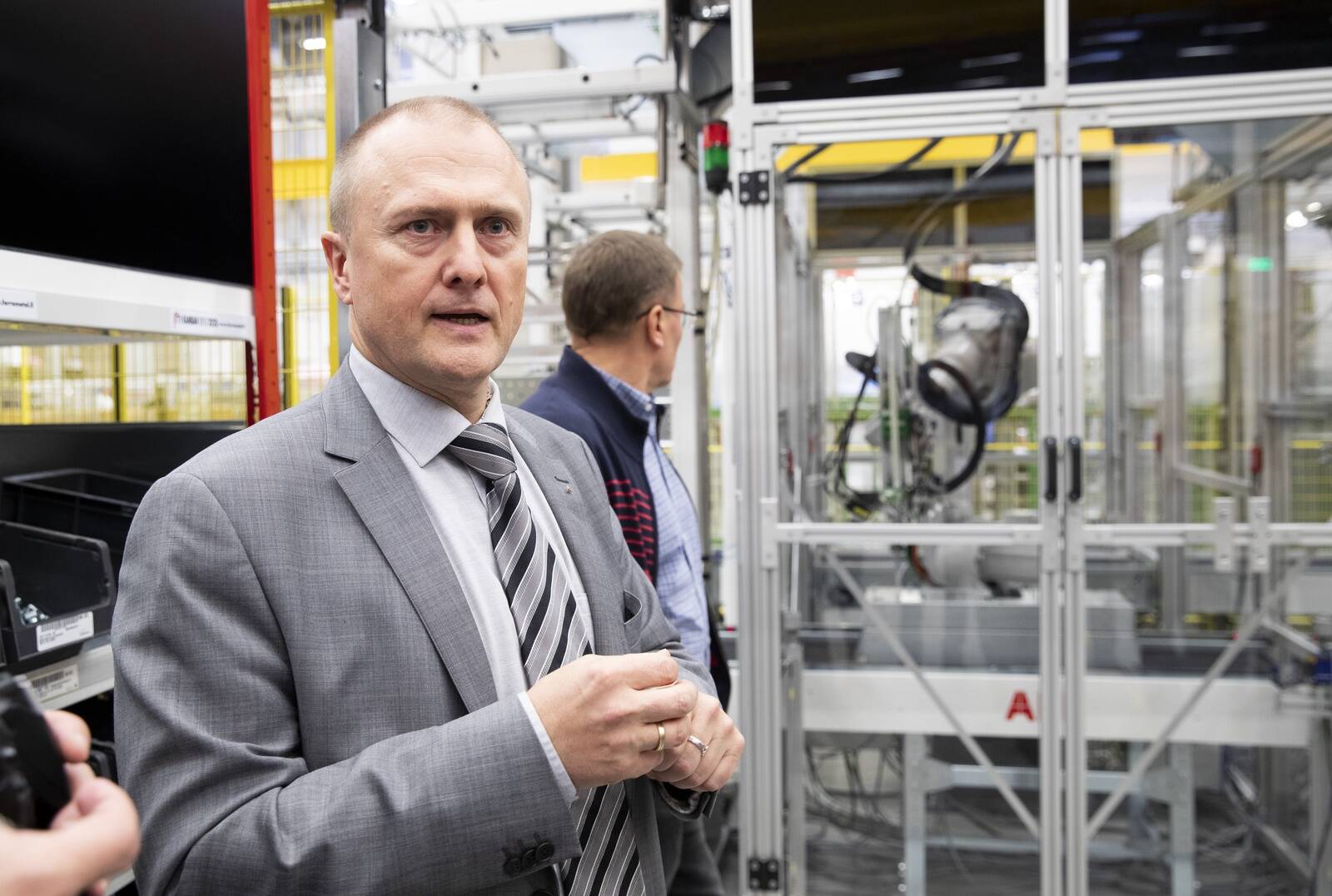 Aindpro Automation OÜ juhatuse liige Leho Kuusk: “Kui tootjad jätkavad julgelt innovatsioonipõhiste lahenduste otsimist, on ettevõtte areng ja konkurentsivõime tagamine kindlustatud. Robotitele saab üle anda igavad, korduvad ja füüsiliselt rasked ülesanded, mis vabastab töötajad tegema keerukamaid ja loovamaid töid.”