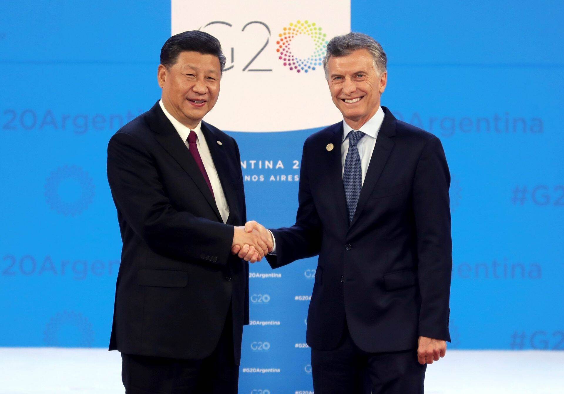 Argentiina president Mauricio Macri (paremal) tervitab Hiina president Xi Jinpingi (vasakul) G20 riikide kohtumisel Buenos Aireses Argentiinas.