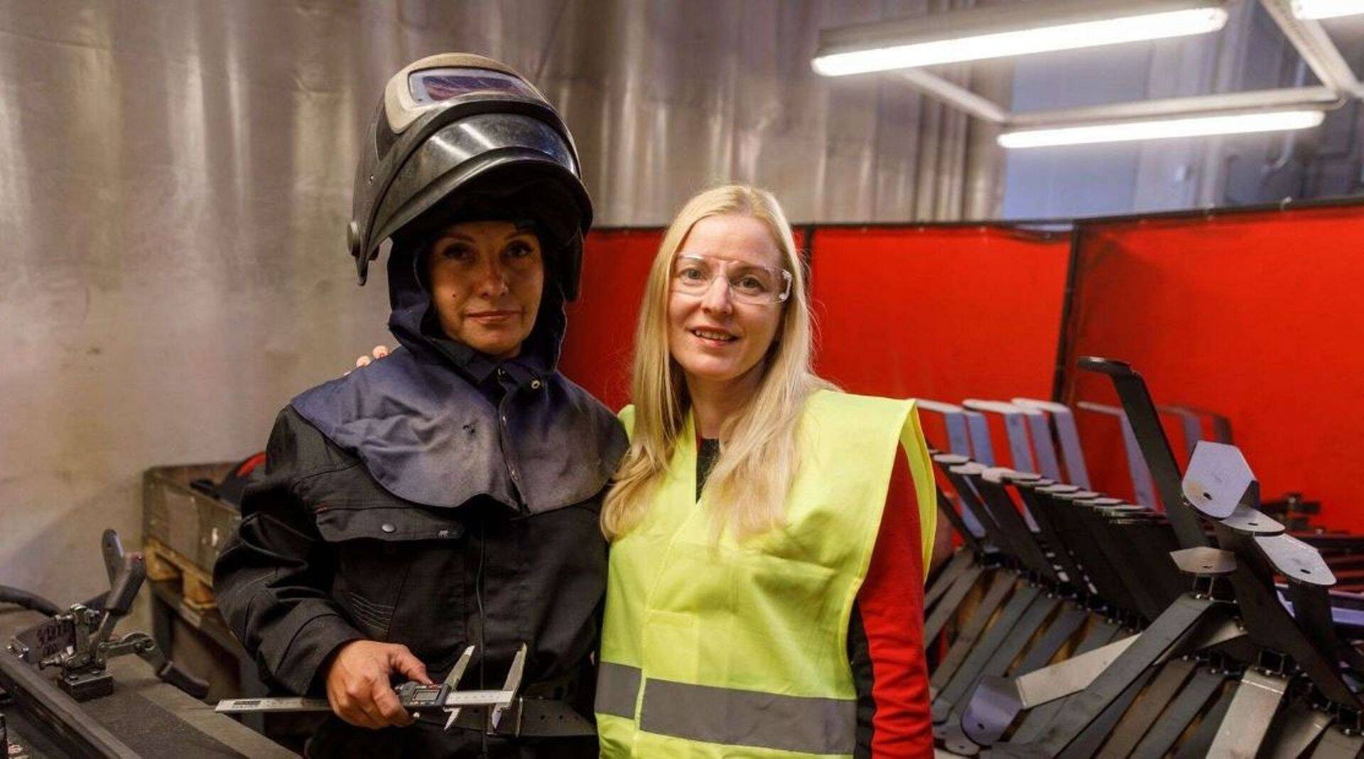 CUTformi personalijuht Piret Merimaa hiljuti värvatud keevitajaga