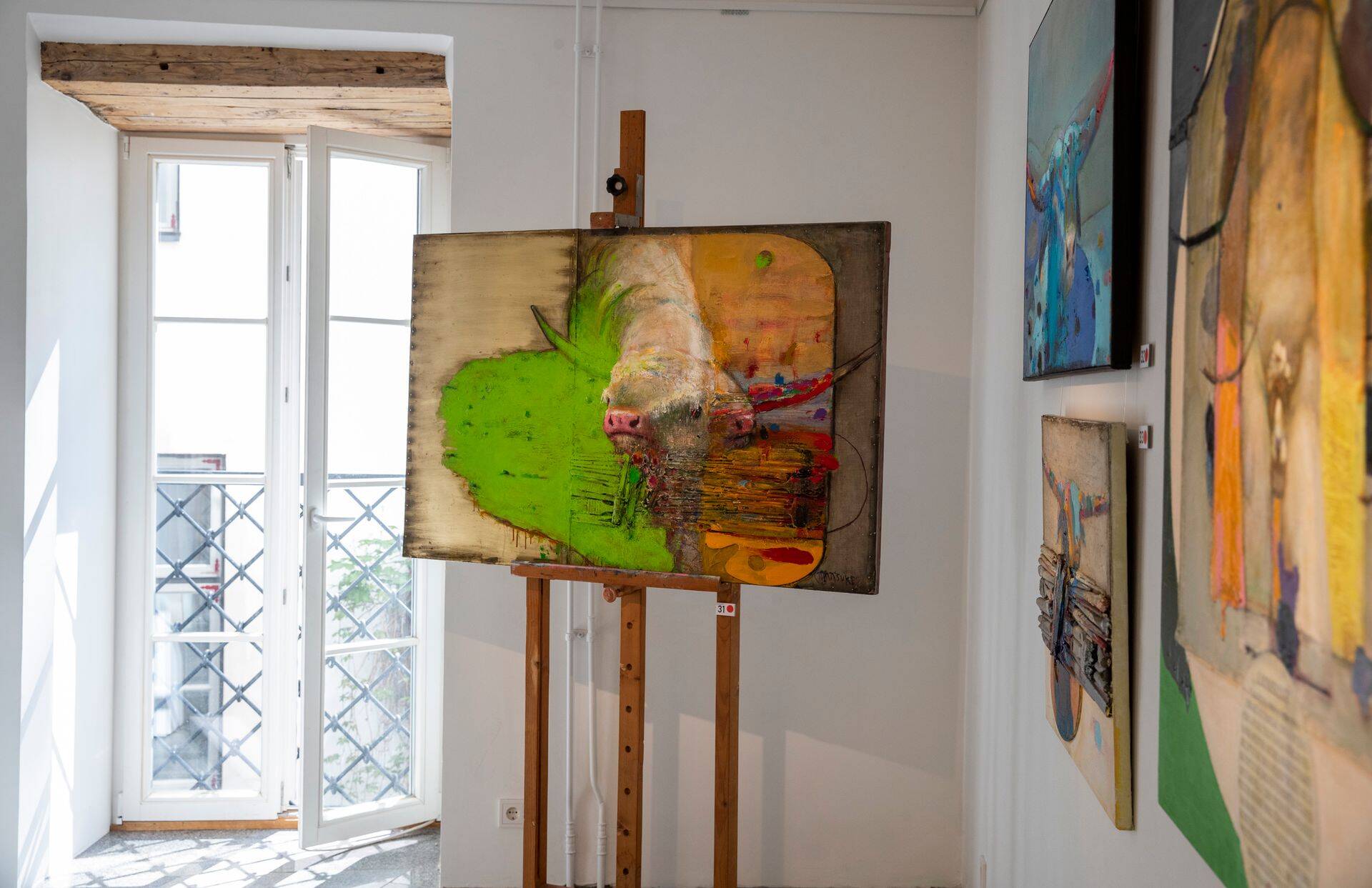 Pildil on galerii Truus tööd Tallinna vanalinnas.