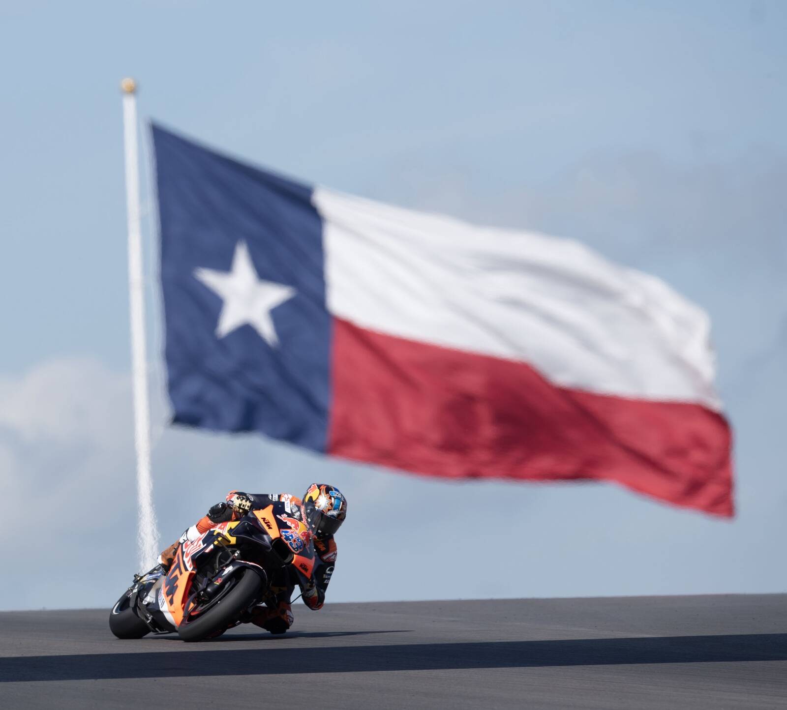 Ierasts, ka ASV un droši vien tādējādi arī visas pasaules abosolūtais finanšu centrs ir Ņujorka. Tomēr redzams, ka tam izaicinājumu grib mest ASV Teksasa štats. Attēlā: aina no motosacīkstēm ar Teksasas karogu fonā.