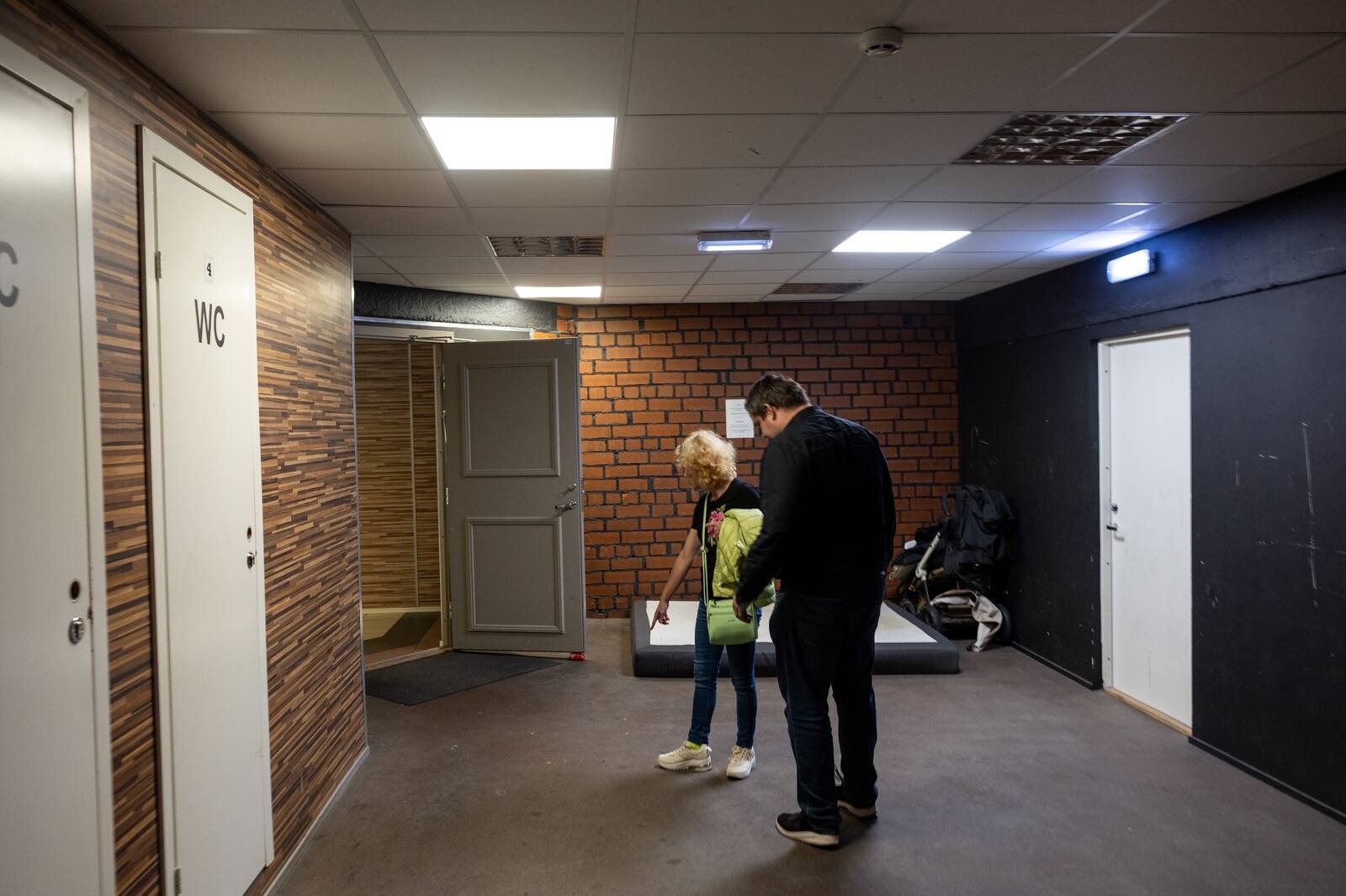 В коридоре туалет, тараканы и грязный матрас.