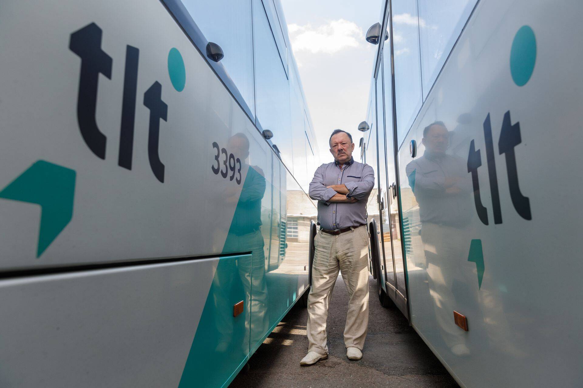 Naum Muhhin seisab endise tööandja busside vahel.