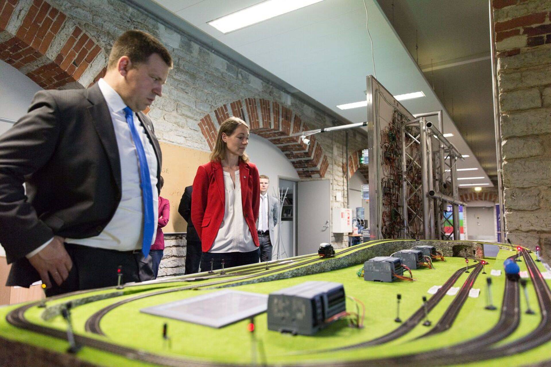 Peaminister Jüri Ratas ja küberkaitsekeskuse direktor Merle Maigre.