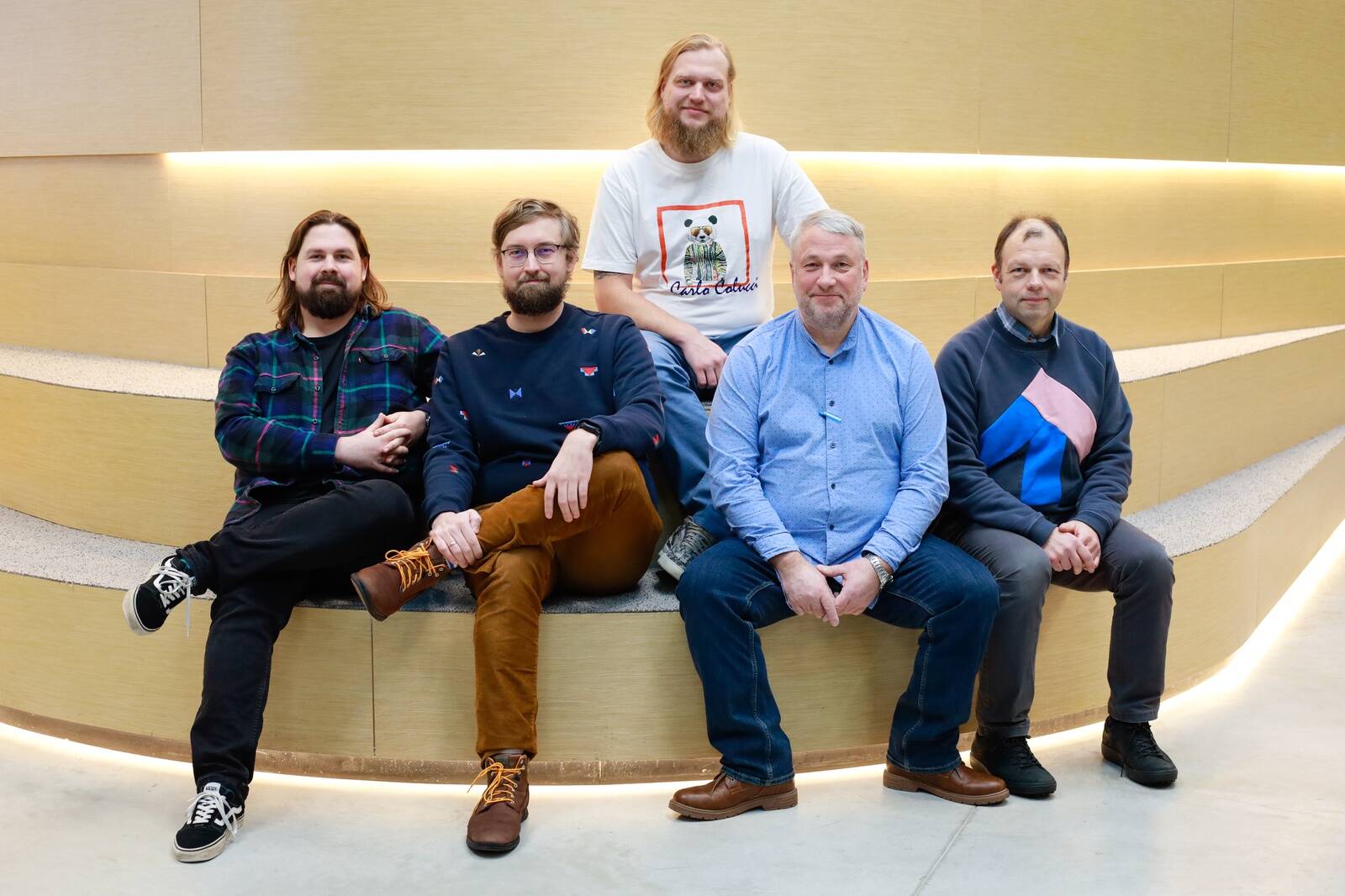 Foxway võistkond koosseisus Indrek Lukso, Johannes Aab, saatejuht Janar Tiiroja ning OIXIO IT tiimi liikmed Raul Pero ja Ermo Kiisk.