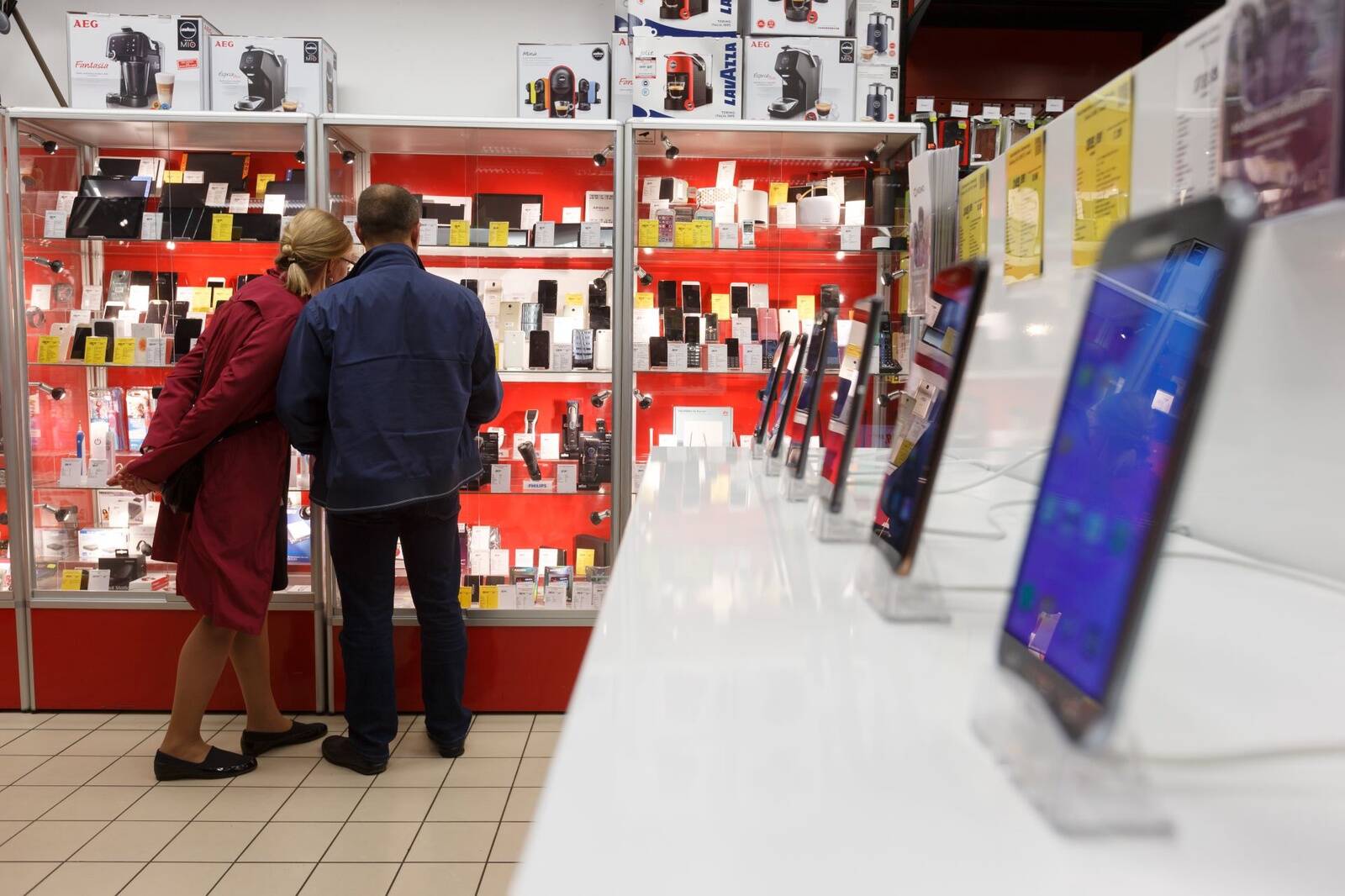 Tööstuskaupadest kõige rohkem suurenes müügimaht kauplustes, kus kaubeldakse peamiselt arvutite ja nende lisaseadmete, raamatute, sporditarvete, mängude, mänguasjade ja muu sarnasega.