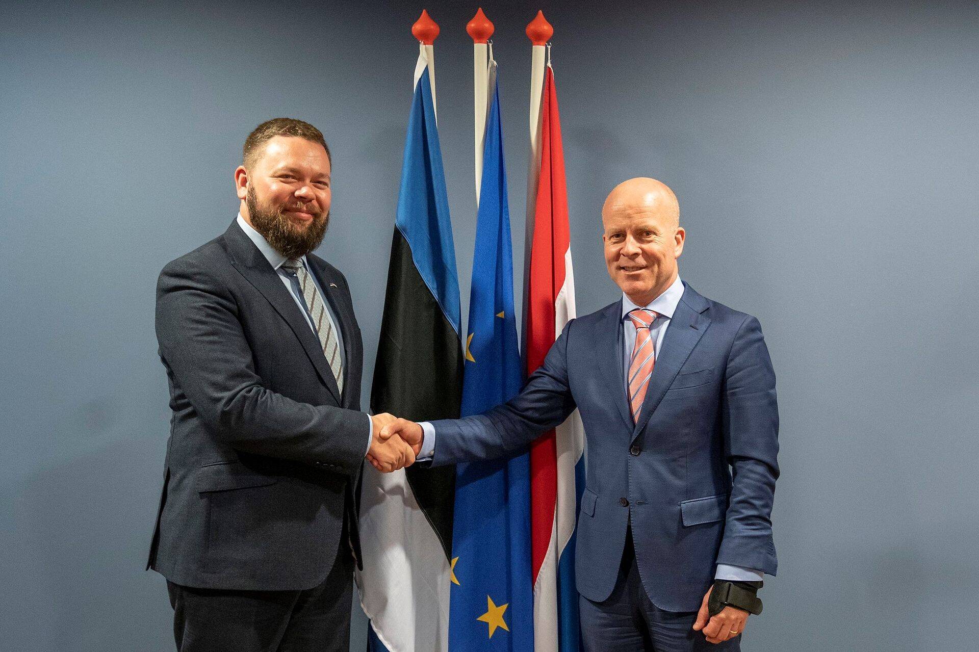 Väliskaubandus- ja infotehnoloogiaminister Kaimar Karu. Haagis kohtumas Hollandi ametivenna Raymond Knopsiga.