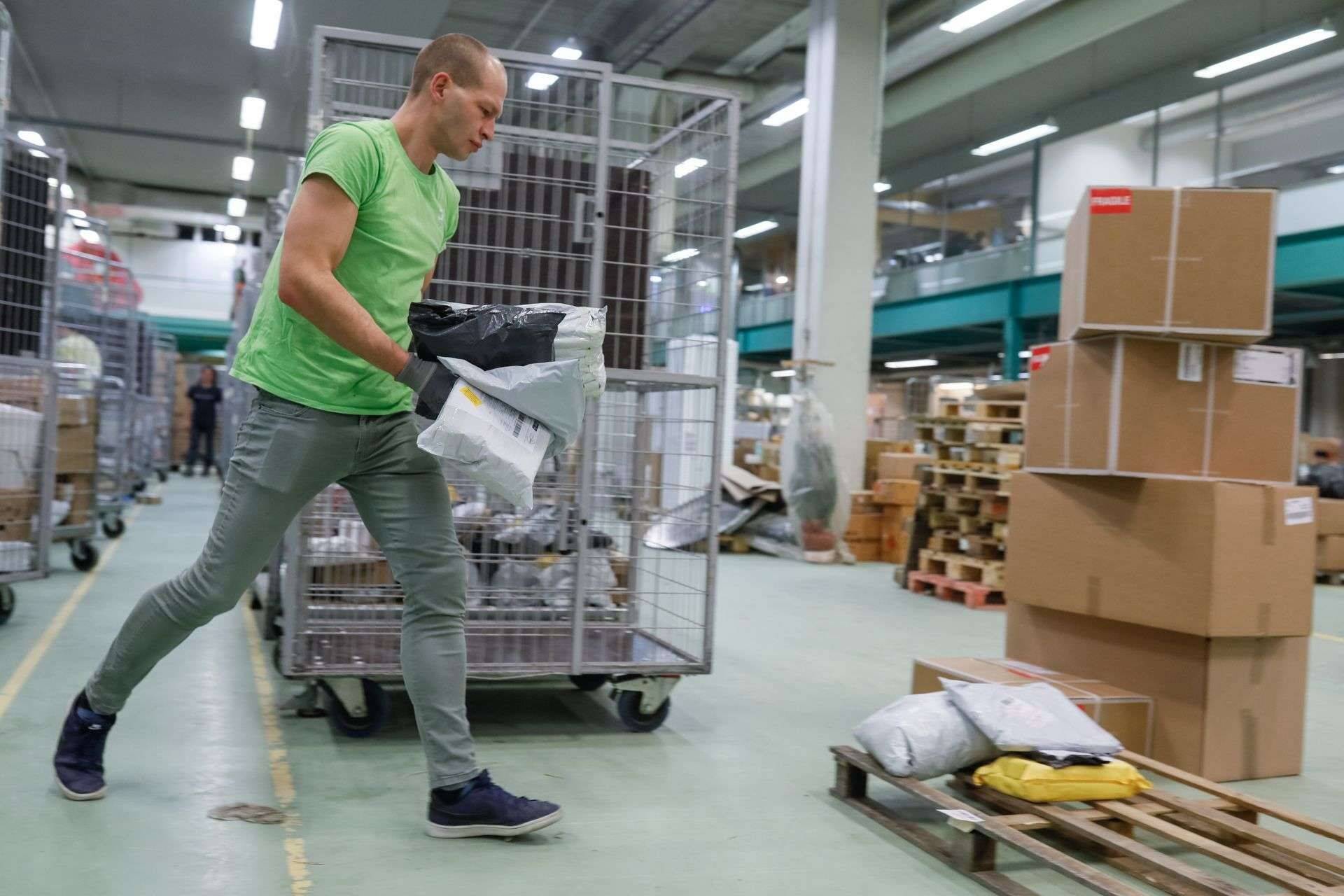 Omniva pakkide sorteerimiskeskus.