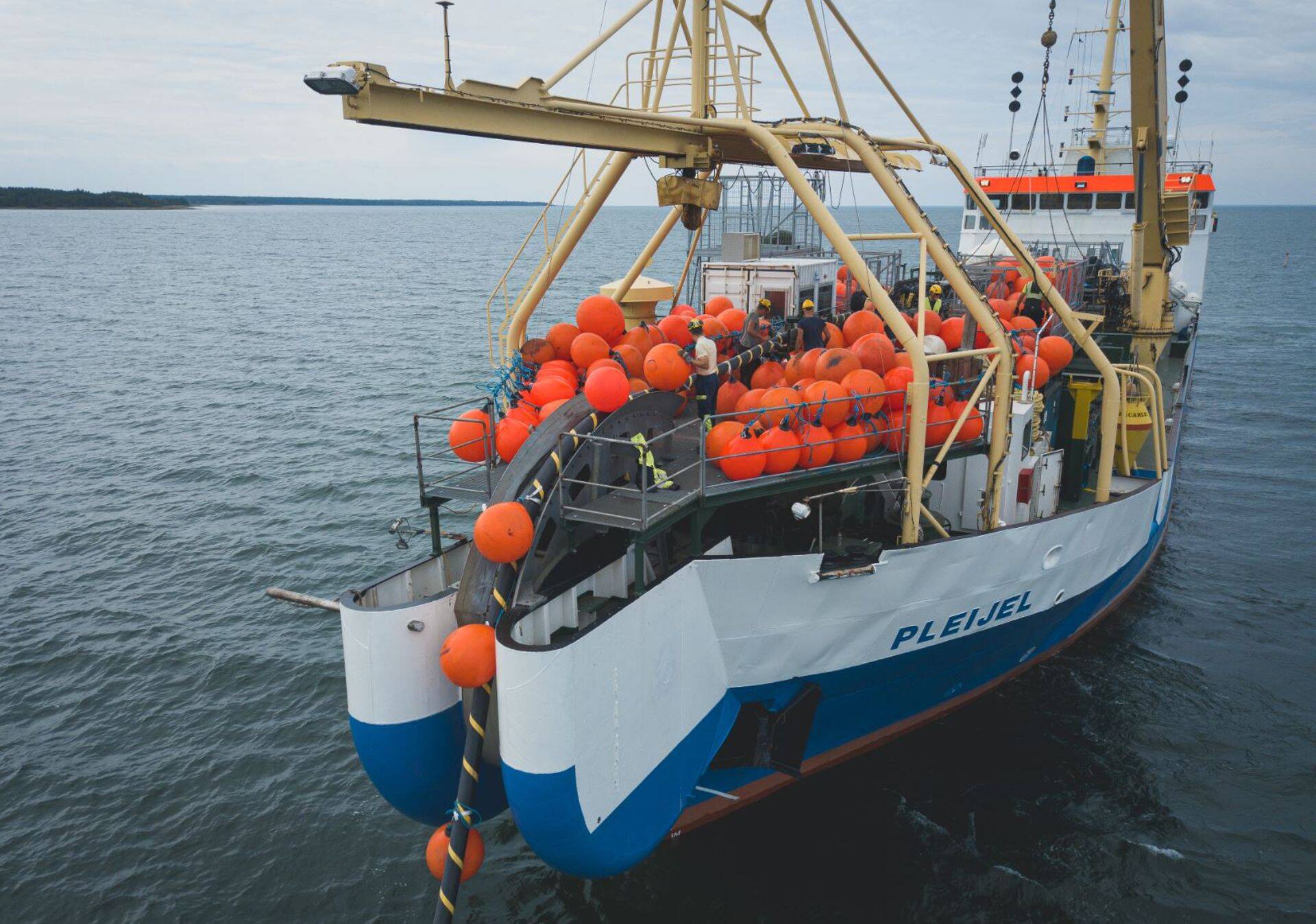 110-kilovoldine merekaabel veeti Suure väina põhja spetsiaalse laevaga.