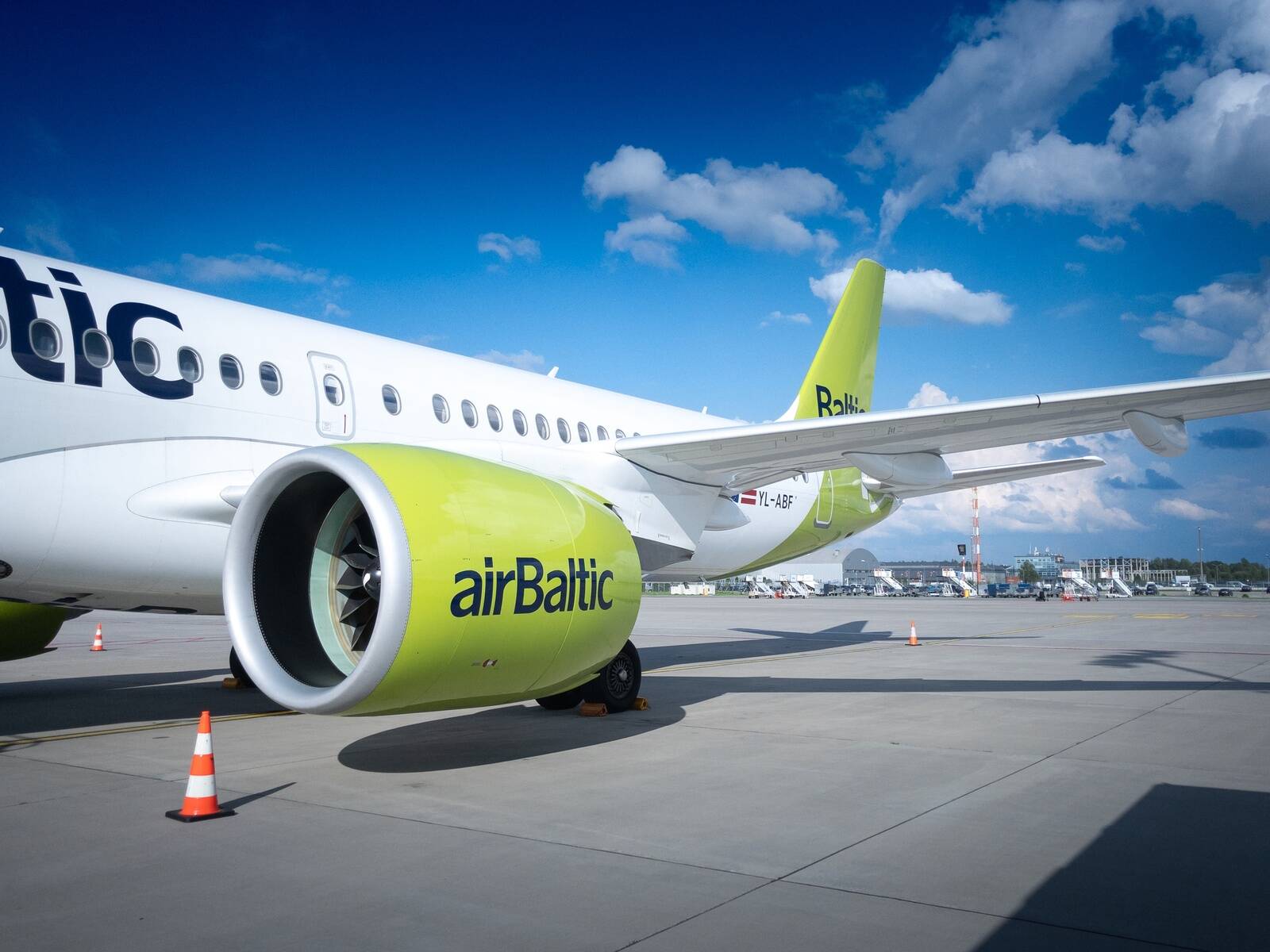По словам премьер-министра Латвии Эвики Силиня, airBaltic обладает потенциалом привлечь интерес одного из крупных игроков в авиационном секторе.