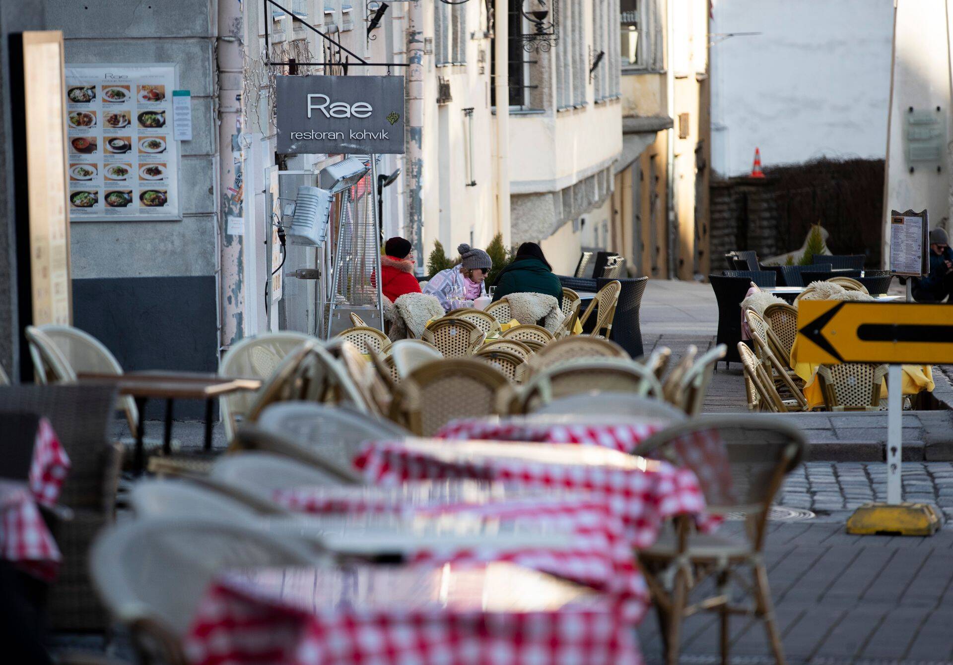 Tühi vanalinn. Näiteks Hispaanias tohivad restoranid alates järgmisest nädalast pakkuda toitu ainult kaasa müümiseks. Ülejärgmisel nädalal tohivad nad teenindada kliente terrassil, kuid täituvus võib olla maksimaalselt 30 protsenti tavalisest tasemest.