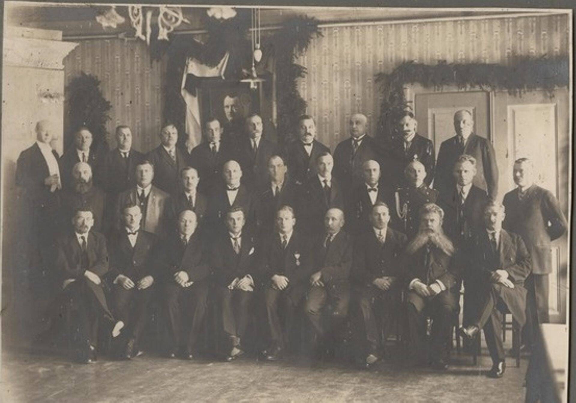 See pilt Rakvere linnavolikogust on tehtud küll 1928. aastal, aga palju tegelasi, kellest loos juttu, on siin täitsa olemas. Esireas vasakul on volinik Gustav Palgi, vasakult kolmas on volikogu aseesimees Karl Kruusimägi, järgmine volikogu esimees Ernst Rosenberg. Esirea parempoolseim on volinik Jakob Liiv. Volinik Aleksander Kuljus on teise rea vasakpoolseim. Volinik Konso on tagareas paremalt viies, linnapea Avikson aga tagumise rea paremalt teine. Selle pildi tegemise ajal oli ta veel lihtsalt volikogu liige.