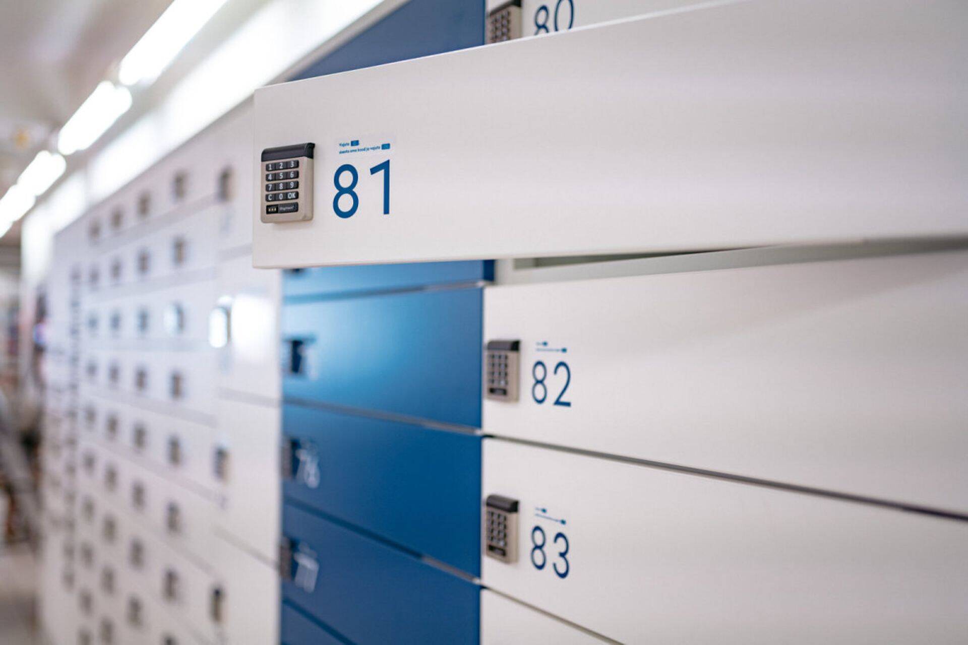 Itella Smartposti valged pakikapid on kaetud punktkirjaga