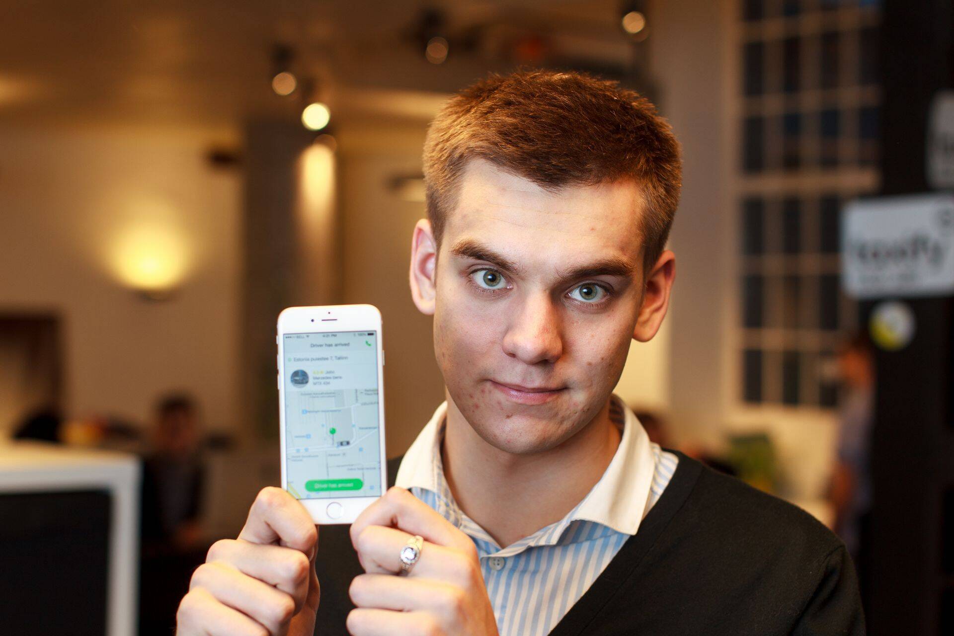 Taxify juht Markus Villig näitab Taxify rakendust.
