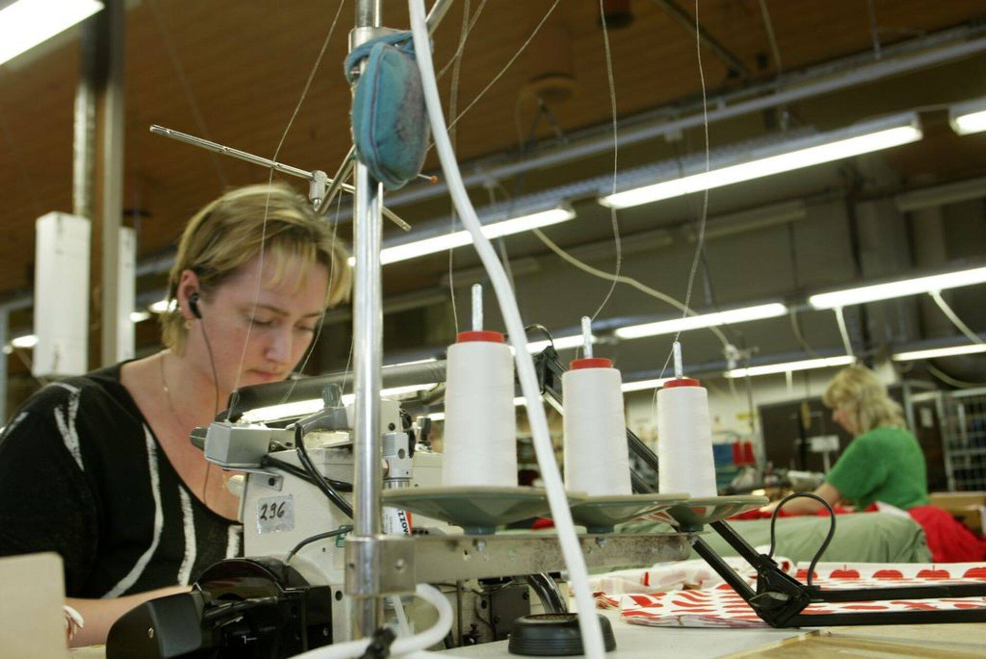 Põhjamaade suurim teksatootja M.A.S.I Company Oy tahab kevadel tuua teksatootmise Eestisse Valka.