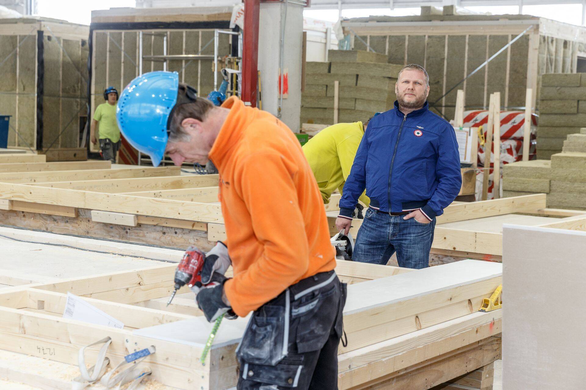 Harmeti juht Toomas Kalev jälgib tehases moodulmajade valmimist.