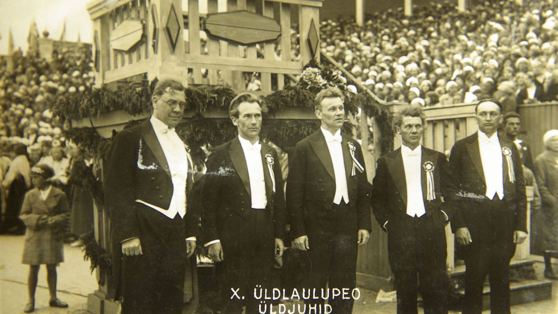 Kümnenda üldlaulupeo üldjuhid Raimund Kull (vasakult), Tuudur Vettik, Juhan Aavik, Juhan Simm ja Verner Nerep.