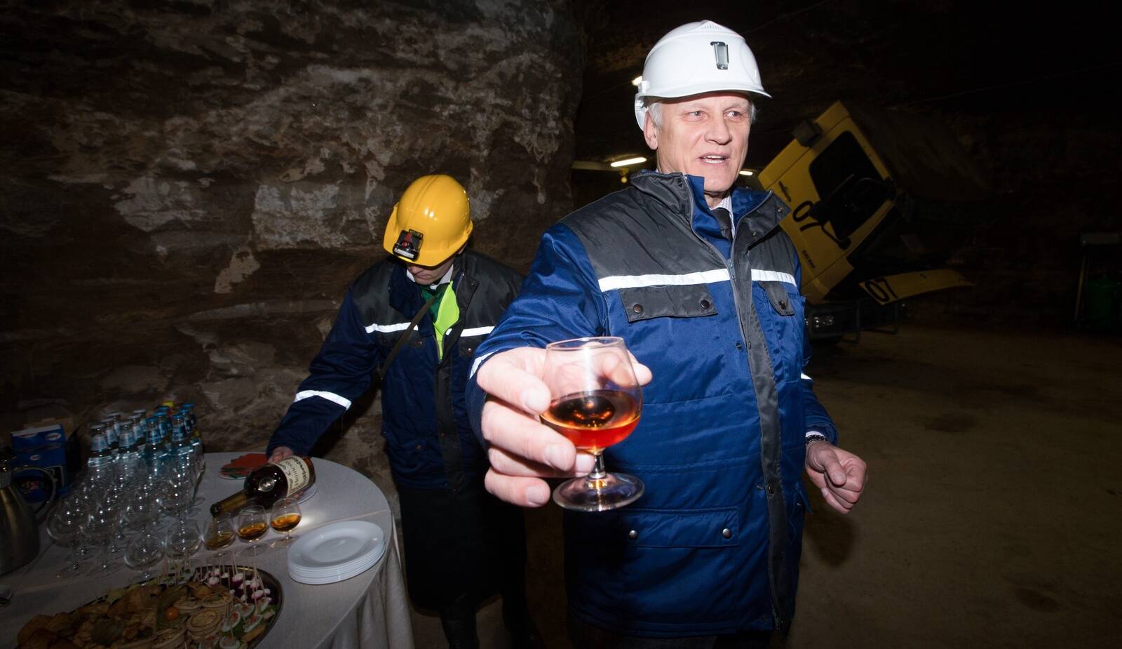 Foto Eesti tööstusajaloo kullafondist on tehtud tosina aasta eest, kui president Toomas Hendrik Ilves avas Ida-Virumaal Mäetaguse vallas Viru Keemia Grupile kuuluva Ojamaa kaevanduse, mille põlevkivi varu hinnati toona 58 miljonile tonnile ja tegutsemisaeg 15-17 aastale. Erakordne oli see, et viimasest kaevanduse avamisest oli foto tegemise ajal Eestis möödunud juba 40 aastat. Fotol ulatab Ojamaa kaevanduses konjakiklaasi Ants Laos, kes on tänaseni Viru Keemia Grupi (VKG) aktsionär. Laose vara väärtus kahanes aastaga kõige enam.