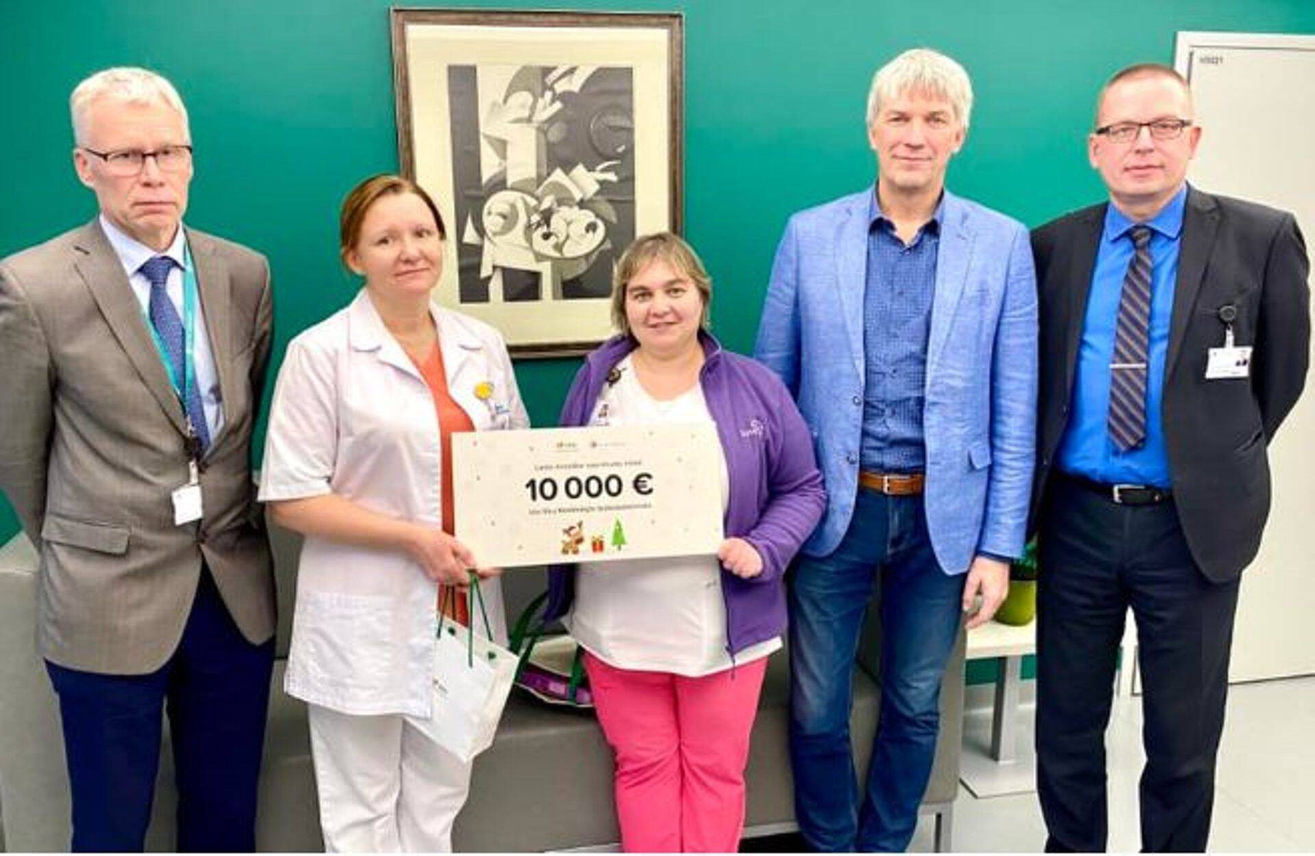 Haigla ülemarst Toomas Kariis, lastearst Oksana Muhhina, õendusjuht Oksana Tassinkevitš, VKG juhatuse esimees Ahti Asmann ja haigla juhatuse esimees Tarmo Tohver toetusraha üleandmisel.