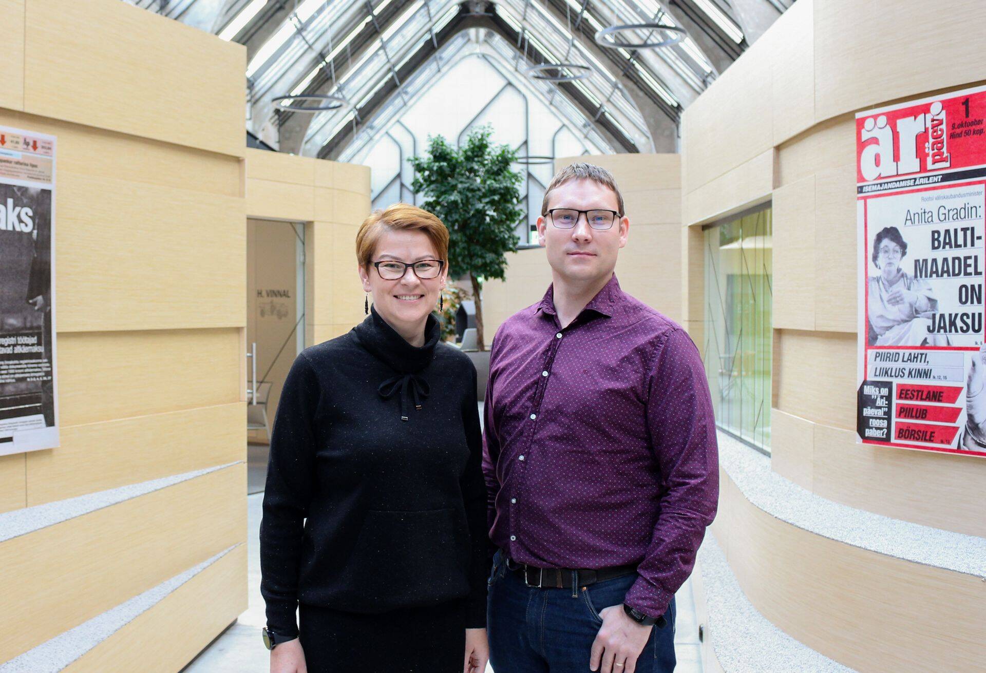 Inissioni personalijuht Katrin Charles ning tehase- ja kvaliteedijuht Indrek Erin.