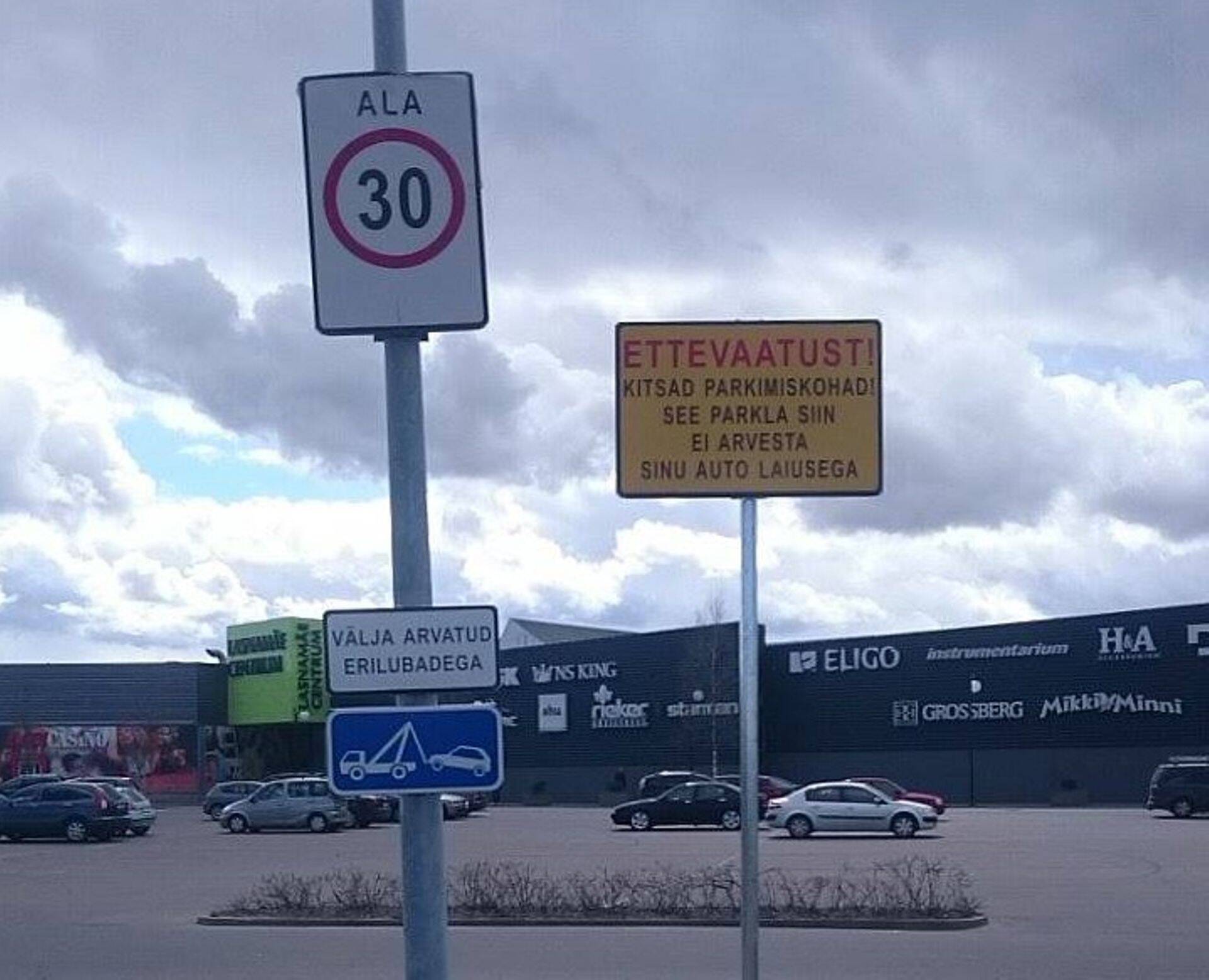 Lasnamäe Centrumi juures olev hoiatussilt