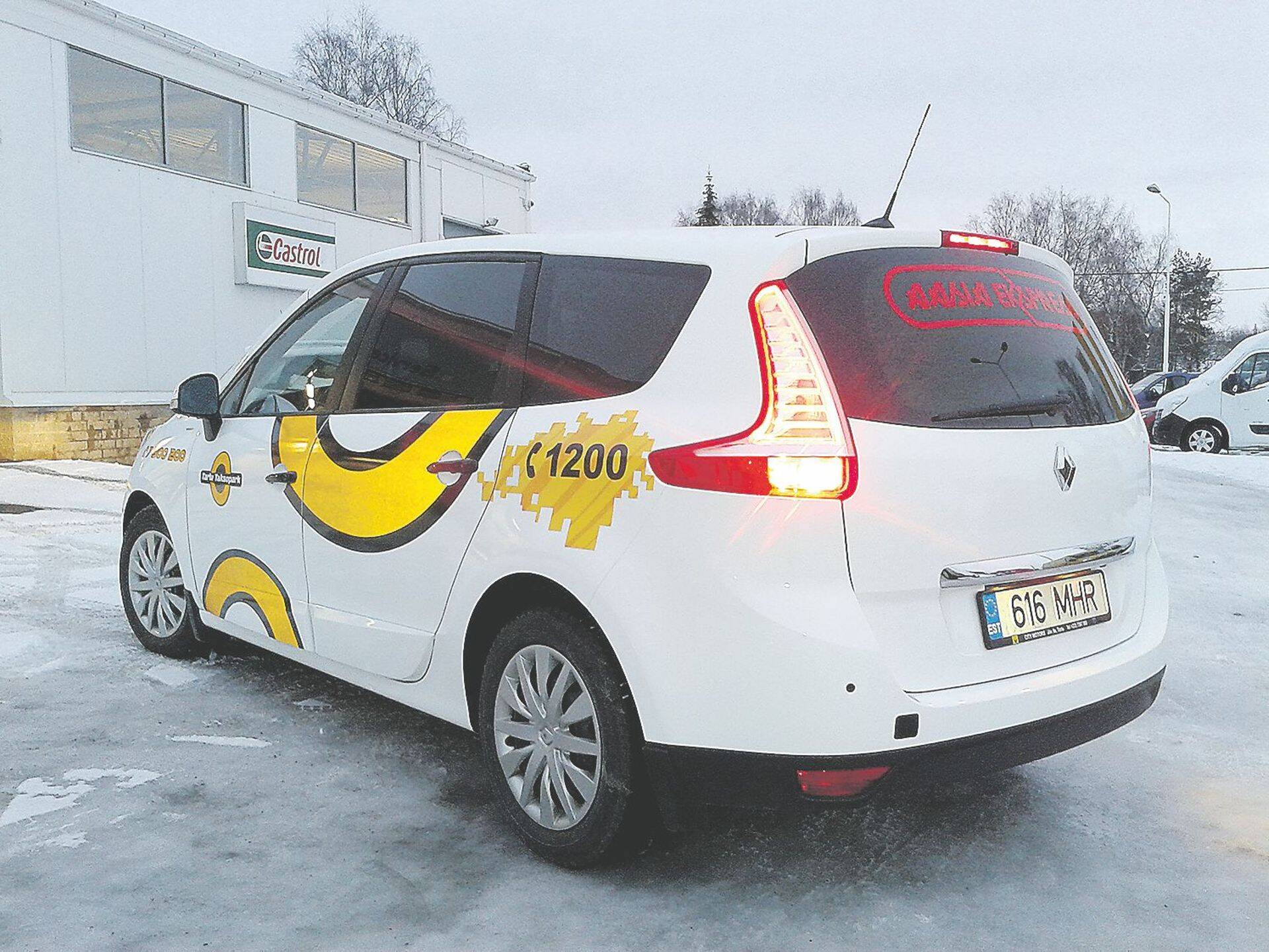 Kleebisreklaam autol peab olema konkreetne, sest auto pole reklaamtahvel ja muidu läheb oluline info kaduma, ütles Marek Tiits firmast Reklaamiabi OÜ.