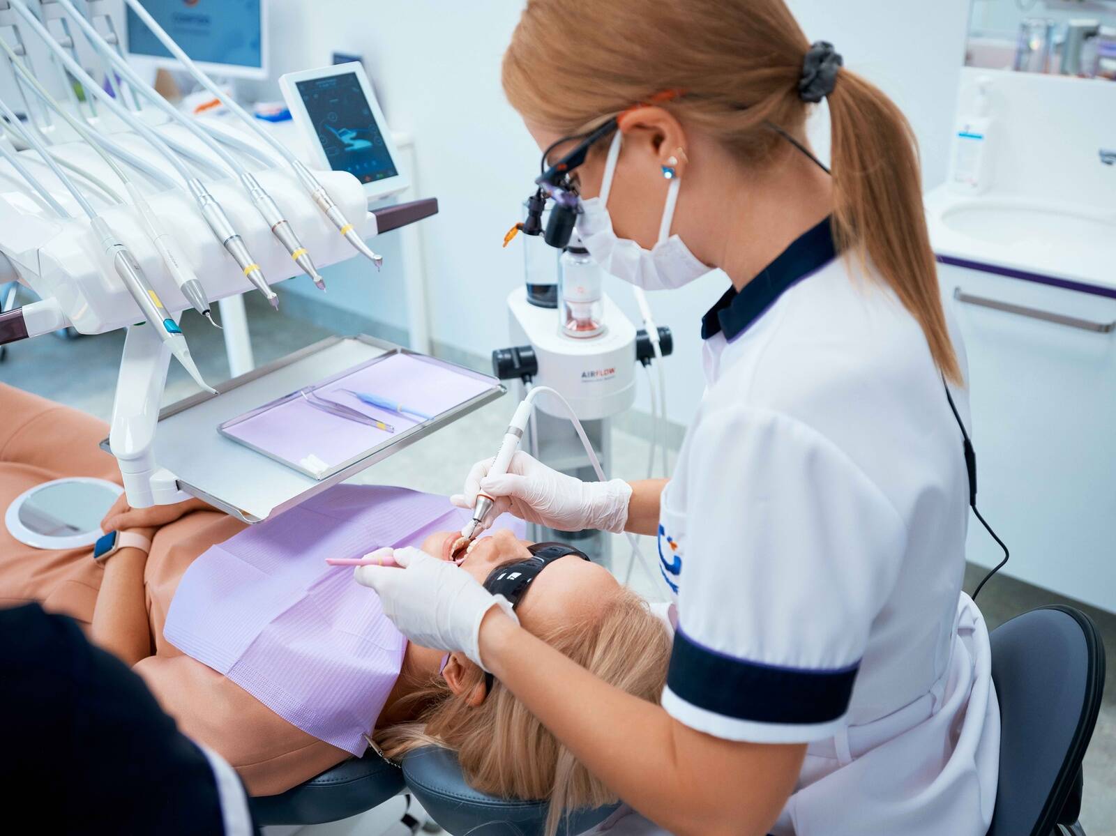 Confido Terviselahenduse kõige populaarsemate teenuste hulka kuulub hambaravi. Hambaravi kindlustuskaitse raames hüvitatakse hambaarsti visiidi- ja konsultatsioonitasu, sealhulgas suuhügieenitoimingud, ambulatoorsed kirurgilised hambaraviteenused, juure- ja igemeravi ning proteesimise, kroonimise ja implantaatidega seotud kulud.