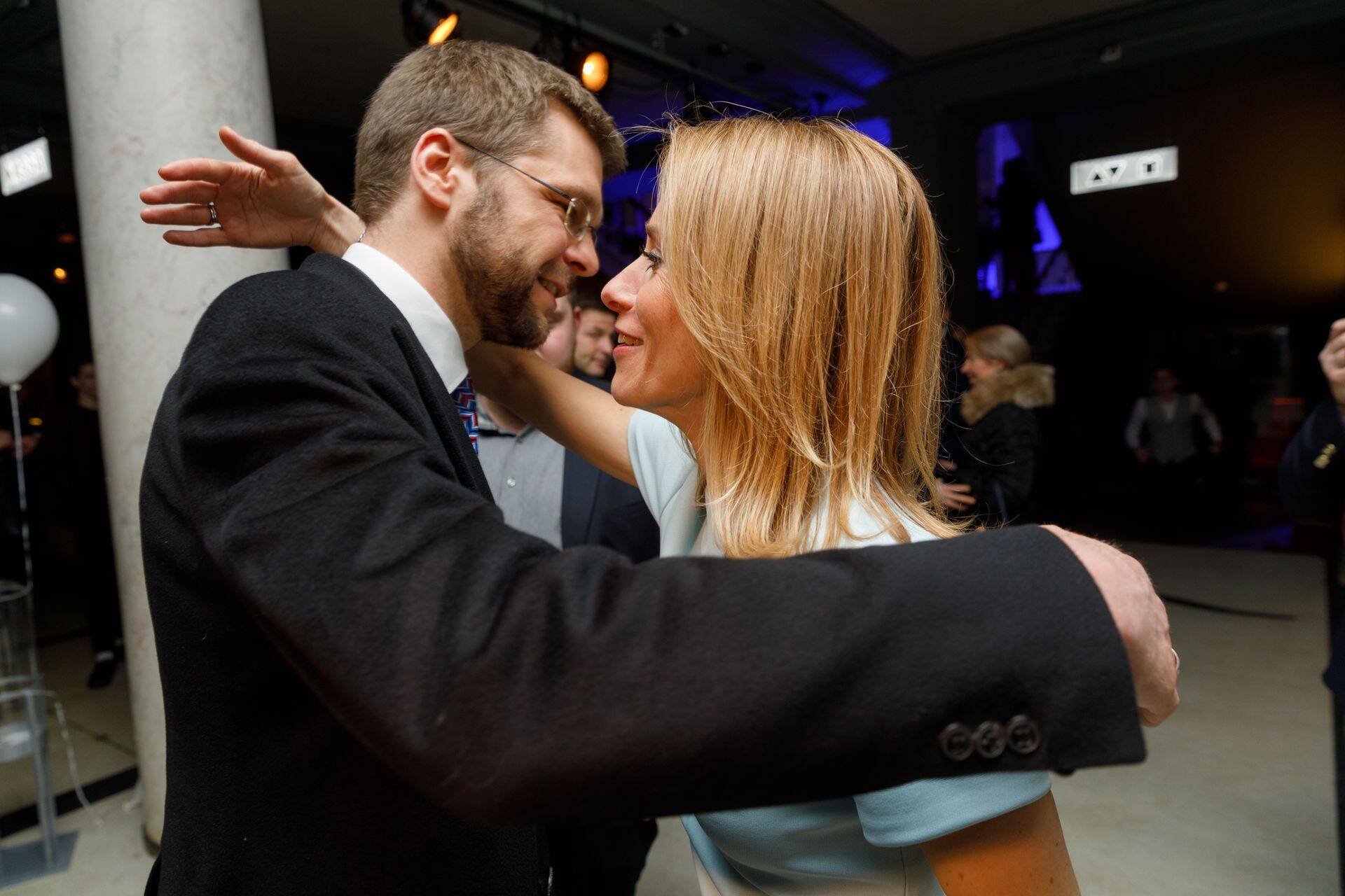 SDE esimees Jevgeni Ossinovski valimispeol Kaja Kallast võidu puhul õnnitlemas. SDE peasekretäri Kalvi Kõva sõnul tahaksid sotsid valitsusse pääseda.