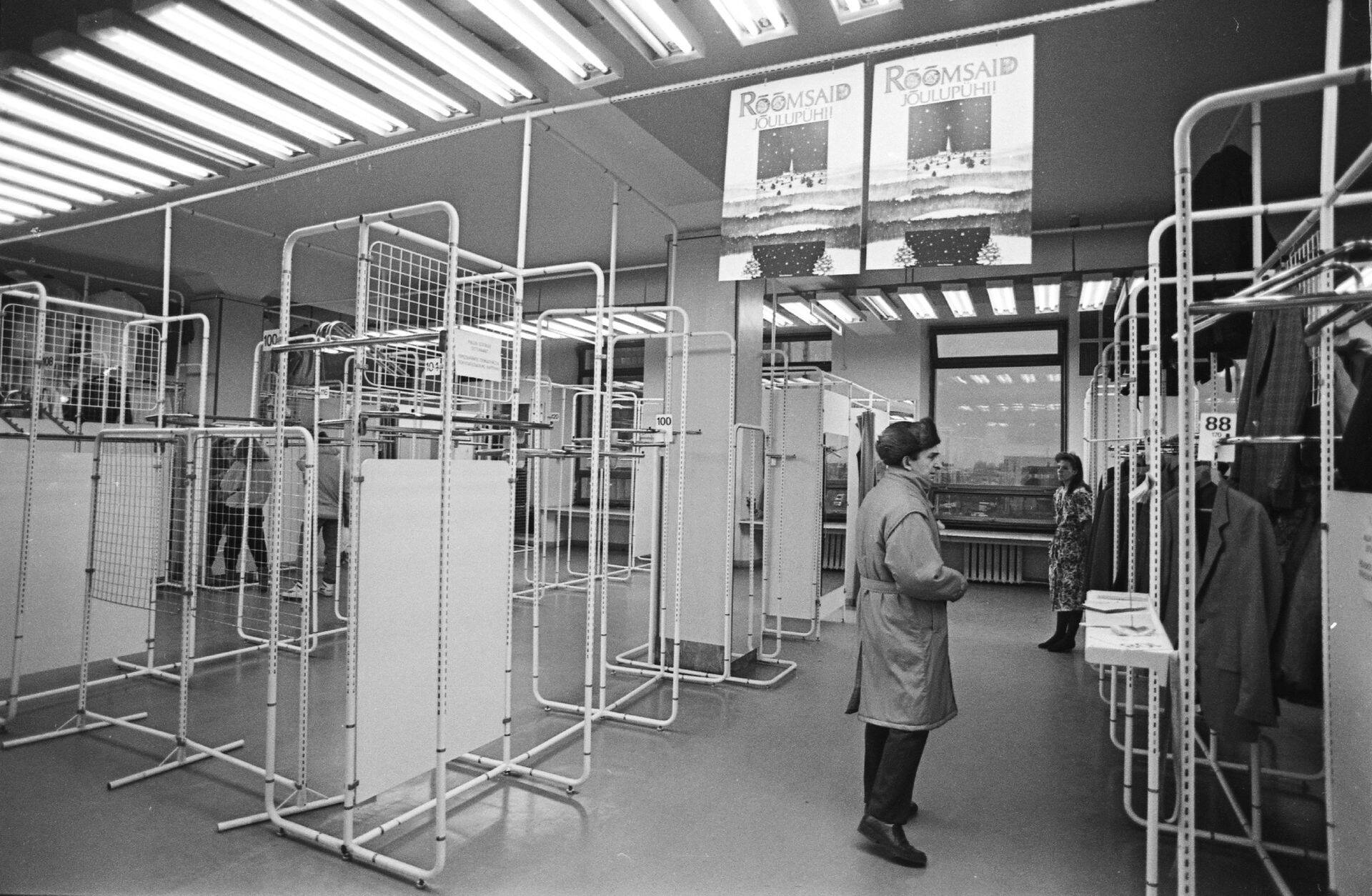 Tallinna Kaubamaja jõulude ajal aastal 1990 – nõukogude aja lõpus haigutasid suures hoones vaid tühjad riiulid.