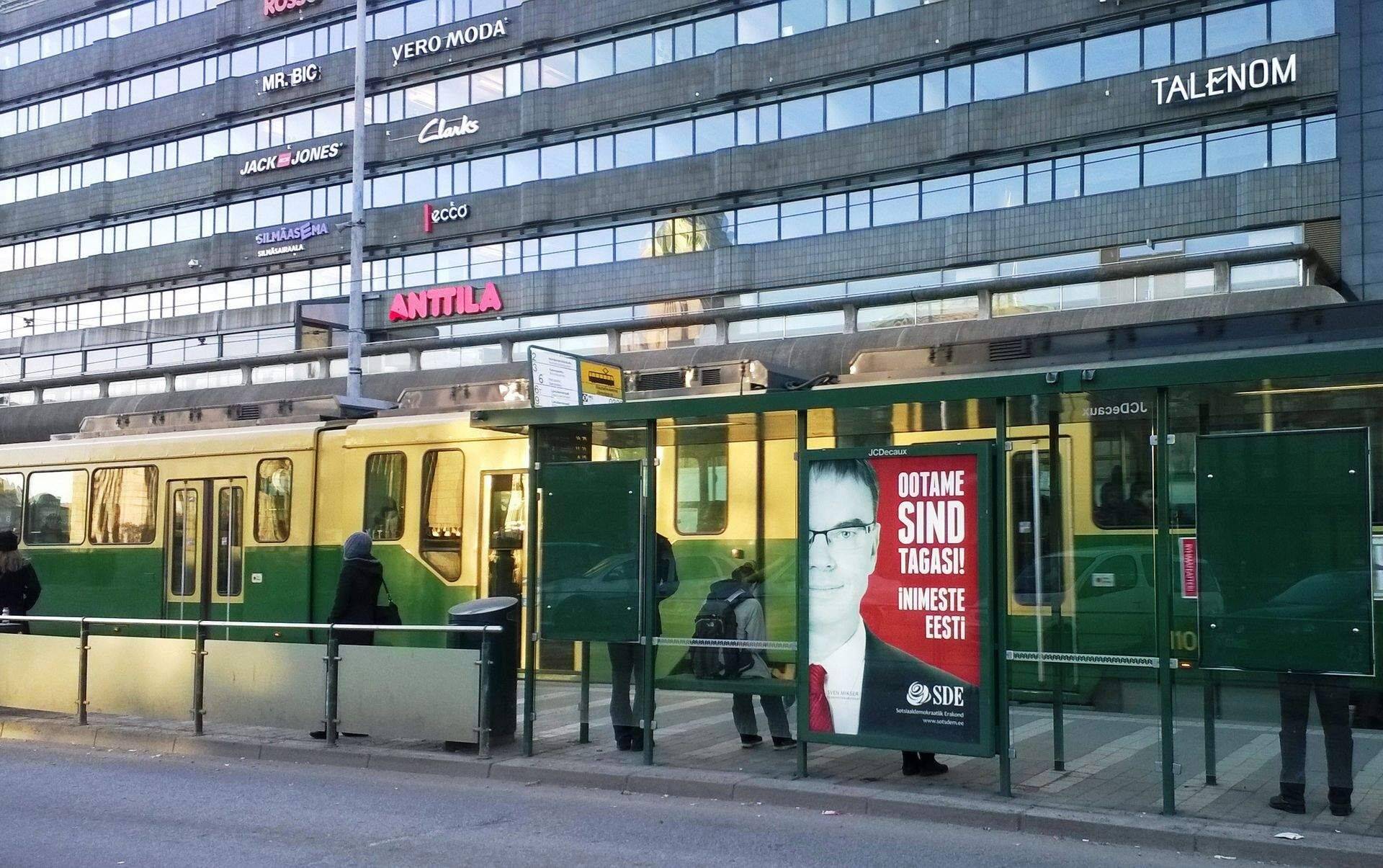 Sotside valimisplakat Helsingi kesklinnas trammipeatuses.