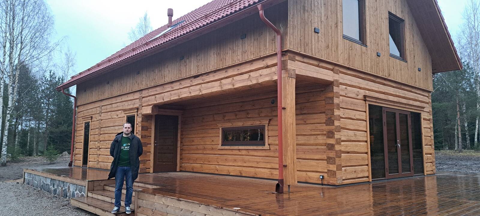 Rein Strauch juunior vastvalminud puhkemaja ees.