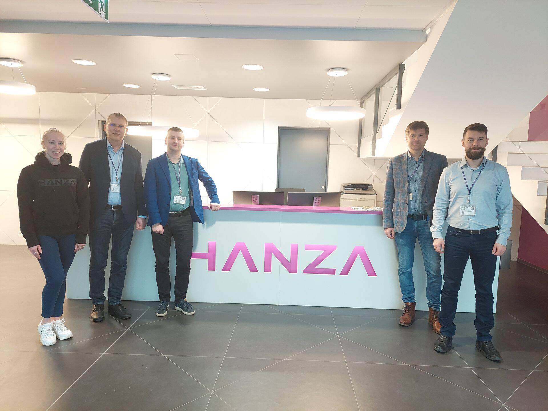 Esimene tehas, mida žürii külastas, oli mullu uue tehase avanud ja erinevaid seadmeid tootev HANZA Mechanics Tartu. Vasakult: Carina Narusk (HANZA Mechanics), Tauno Otto (Taltech), Harro Puusild (Tööstusuudised), Marko Saviauk (Leanest) ja Aleksandr Miina (Lean).