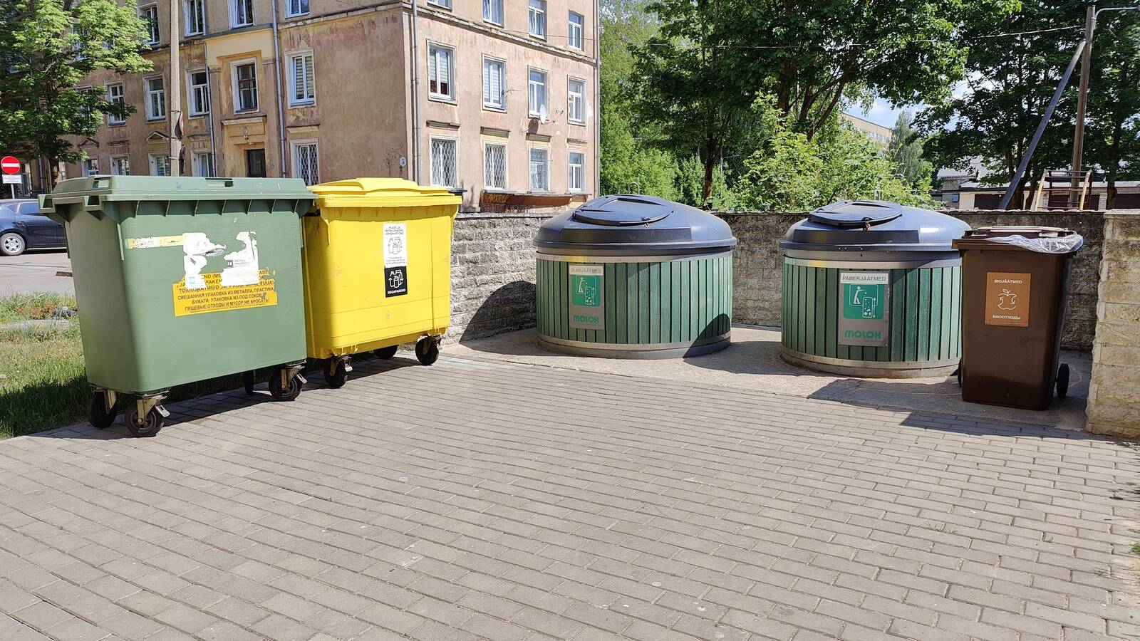 Контейнеры для вывоза разных видов отходов в Нарве. Иллюстративное фото.