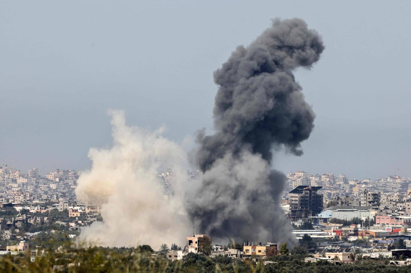 Pommitamisjärgne suits kerkib sissepiiratud Gaza kohal. Foto on tehtud 27. märtsil.