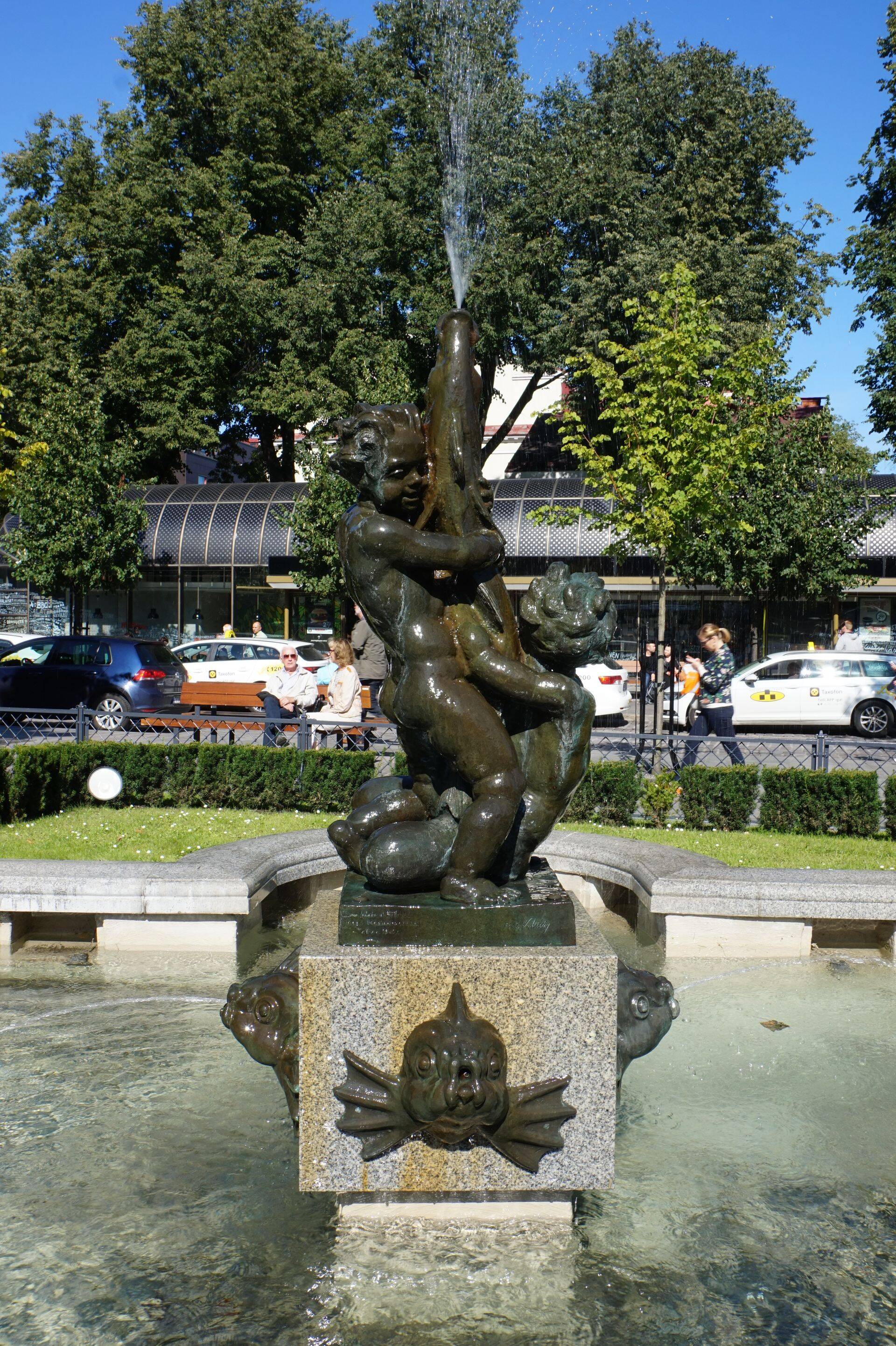 Kitman Thulemas, muide, on valminud 2007. aastal aprillirahutusi põhjustanud pronkssõdur kui tänini rahumeelselt Viru tänava otsas figureeriv purskkaev poisid kalaga.