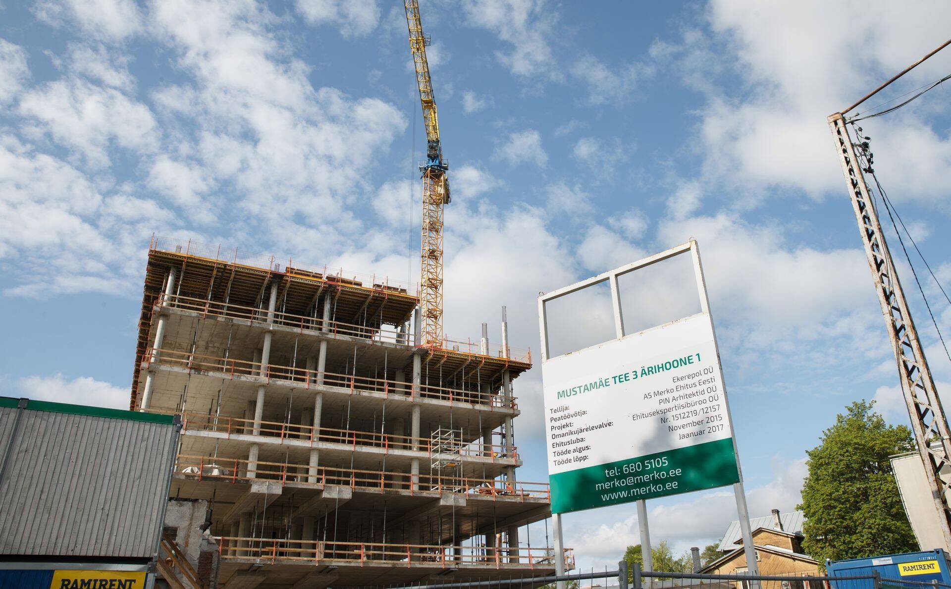 Büroomaja ehitus Mustamäe teel. Merko Ehituse logod on infotahvlilt ära võetud, sest firma logo eest küsib Tallinna linn reklaamimaksu.